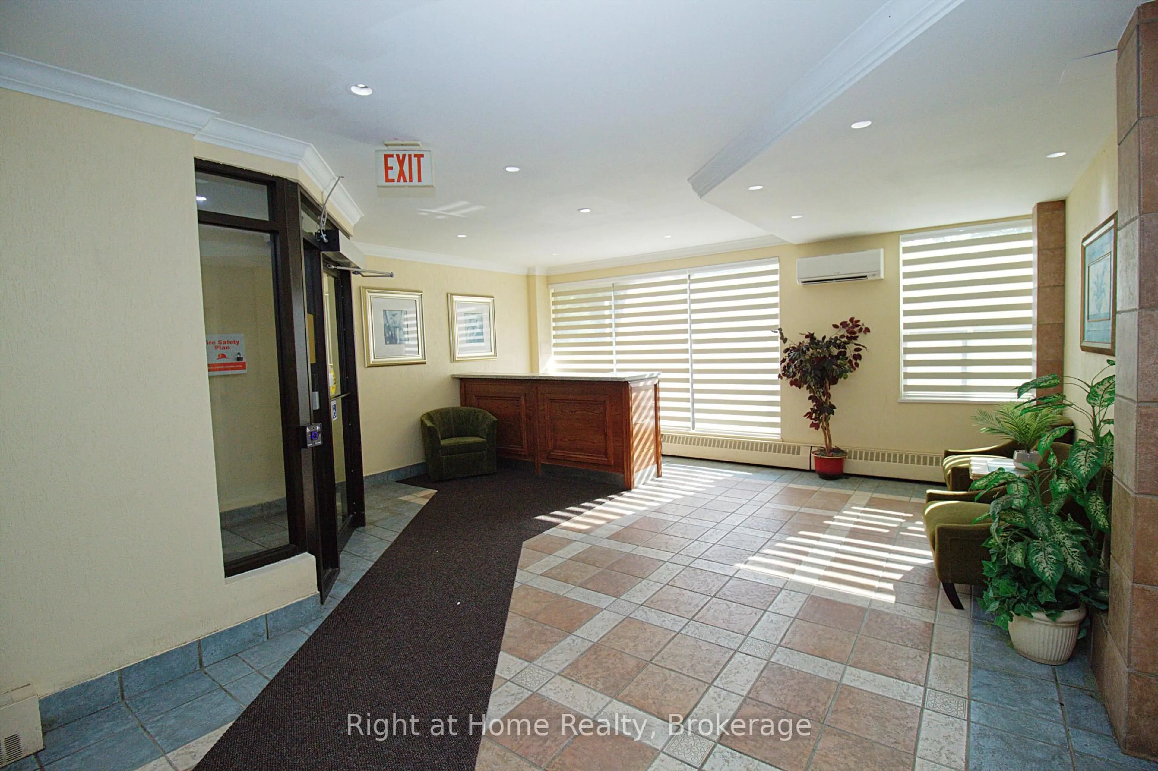 Indoor foyer for 90 Ling Rd #904, Toronto Ontario M1E 4Y3