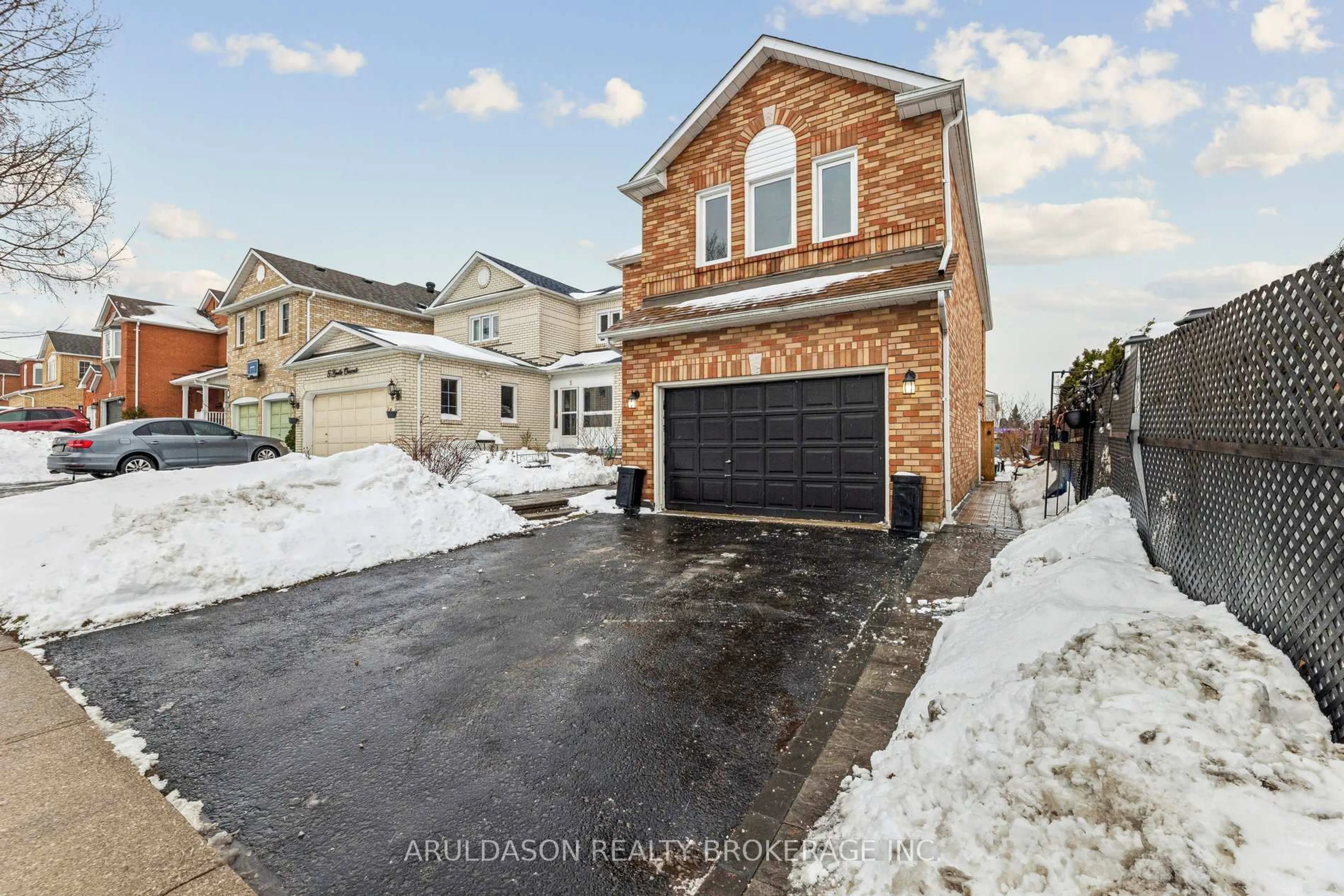 A pic from outside/outdoor area/front of a property/back of a property/a pic from drone, street for 3 Booth Cres, Ajax Ontario L1Z 1H6