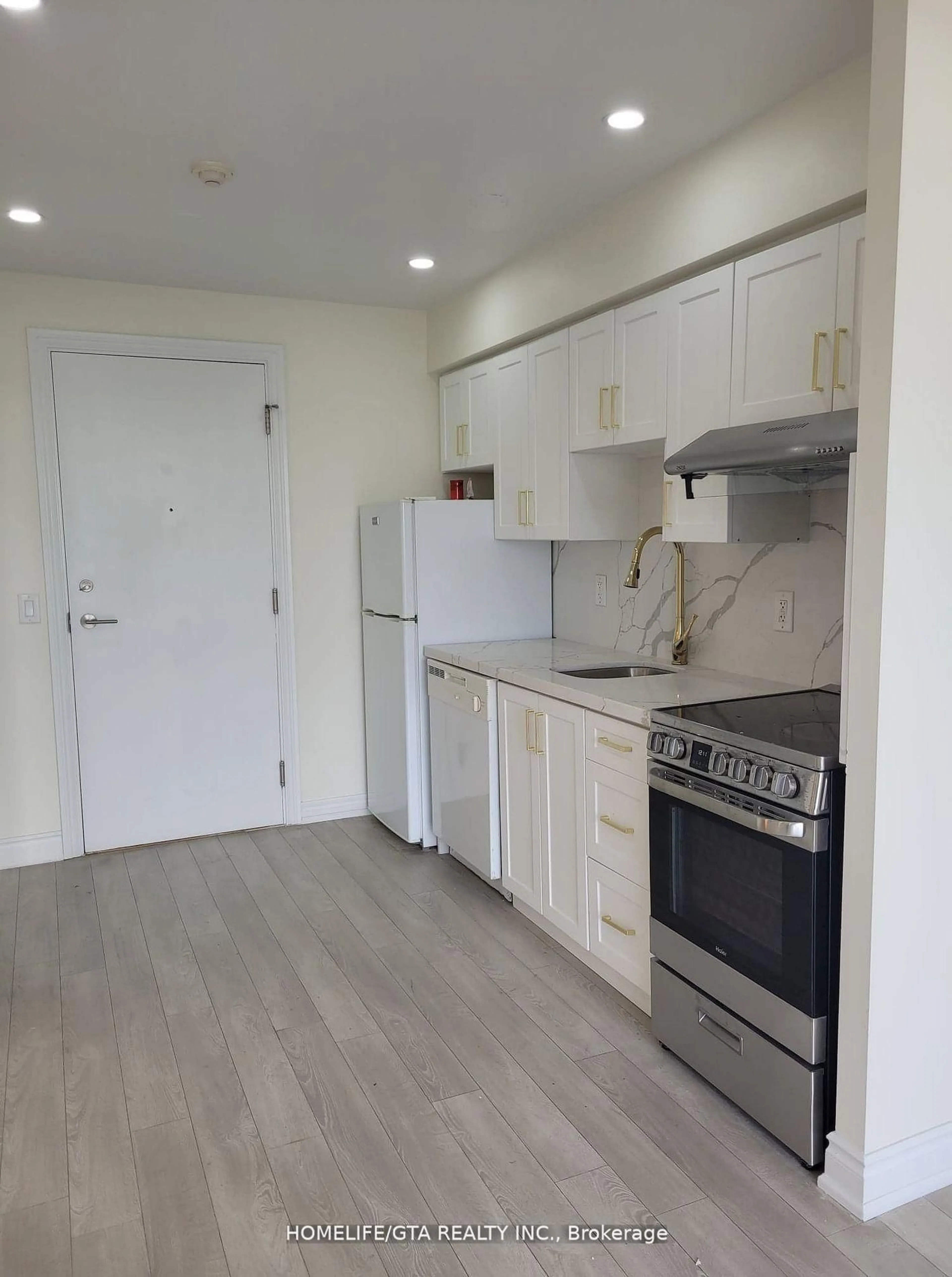 Standard kitchen, wood/laminate floor for 70 Town Centre Crt #602, Toronto Ontario M1P 0B1