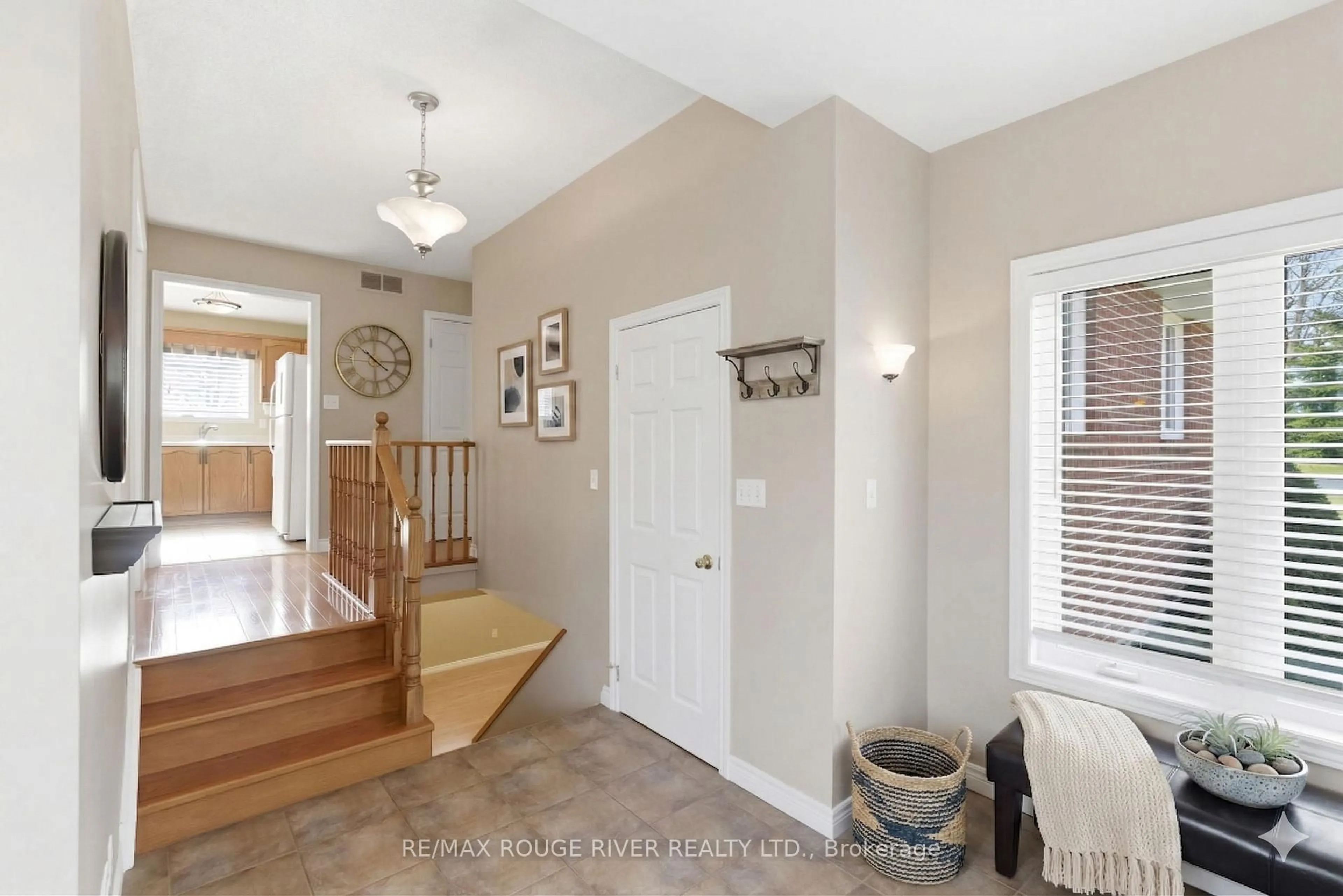 Indoor entryway for 22810 Simcoe St, Scugog Ontario L0C 1G0
