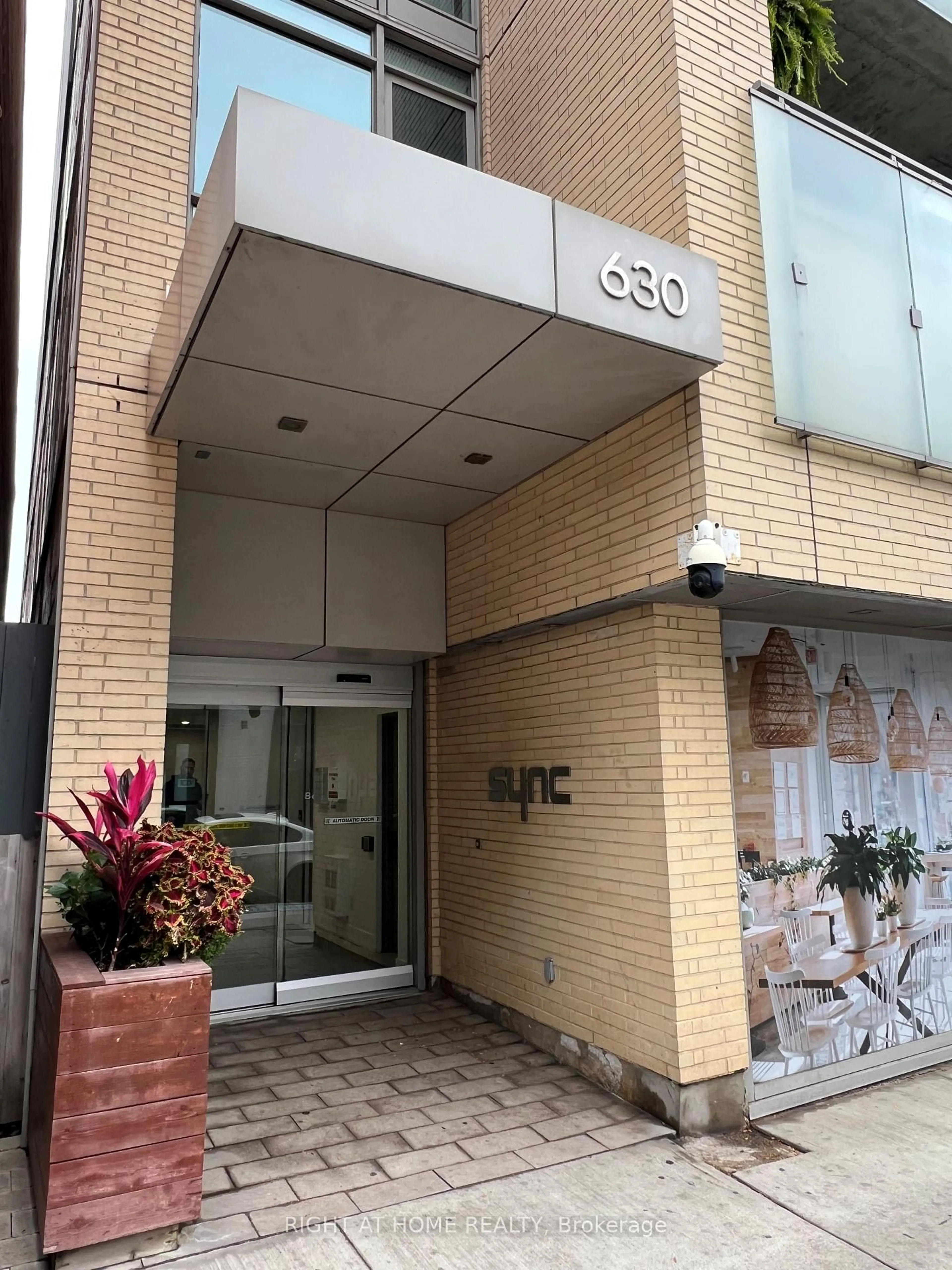 Indoor foyer for 630 Queen St #407, Toronto Ontario M4M 1G3