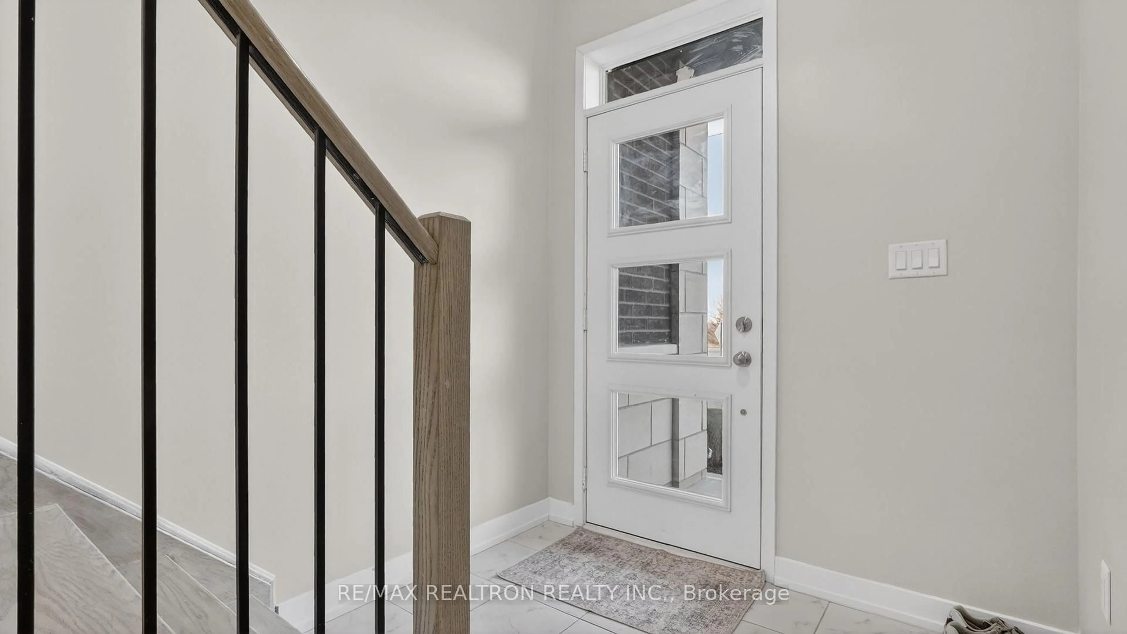 Indoor entryway for 2550 Castlegate Crossing #103, Pickering Ontario L1X 0H6