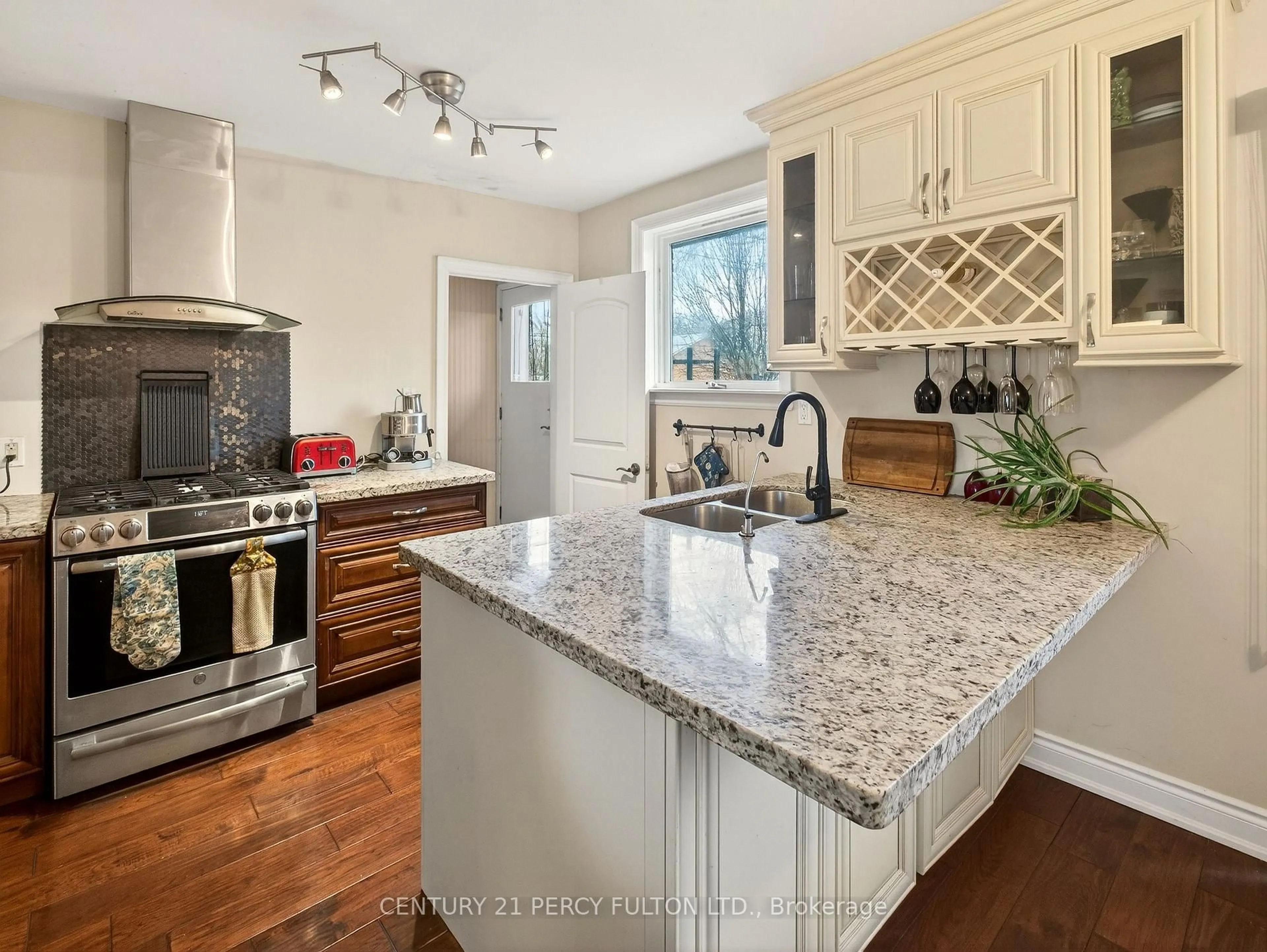 Open concept kitchen, ceramic/tile floor for 840 Bem Ave, Pickering Ontario L1W 1X3