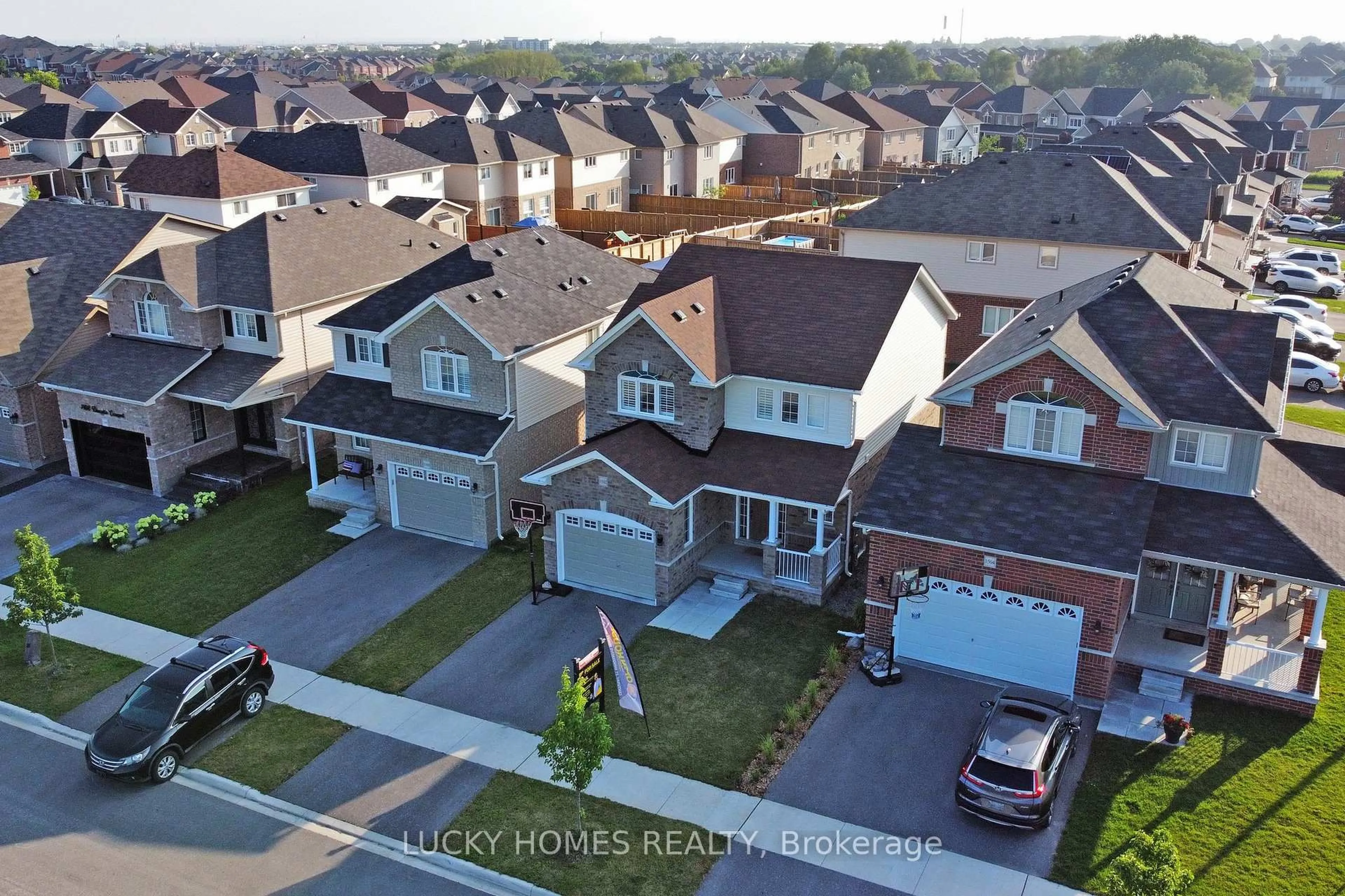 A pic from outside/outdoor area/front of a property/back of a property/a pic from drone, street for 1502 Dunedin Cres, Oshawa Ontario L1K 0T9