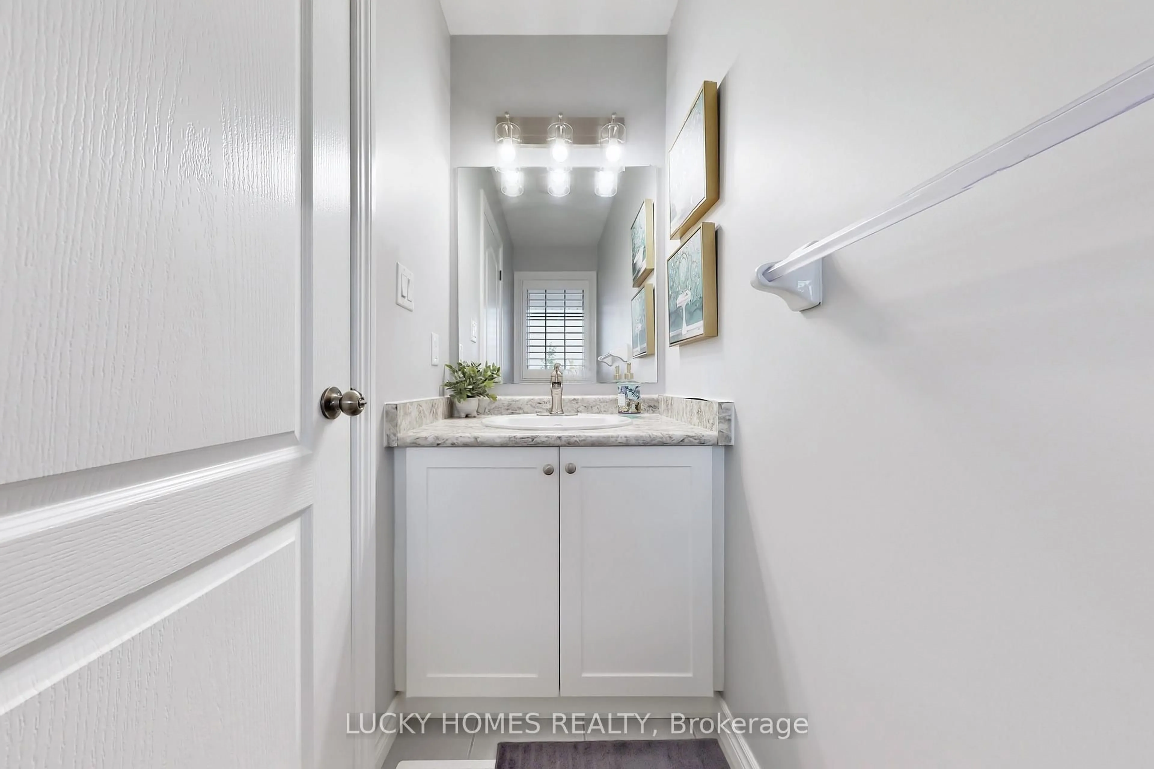 Standard bathroom, ceramic/tile floor for 1502 Dunedin Cres, Oshawa Ontario L1K 0T9