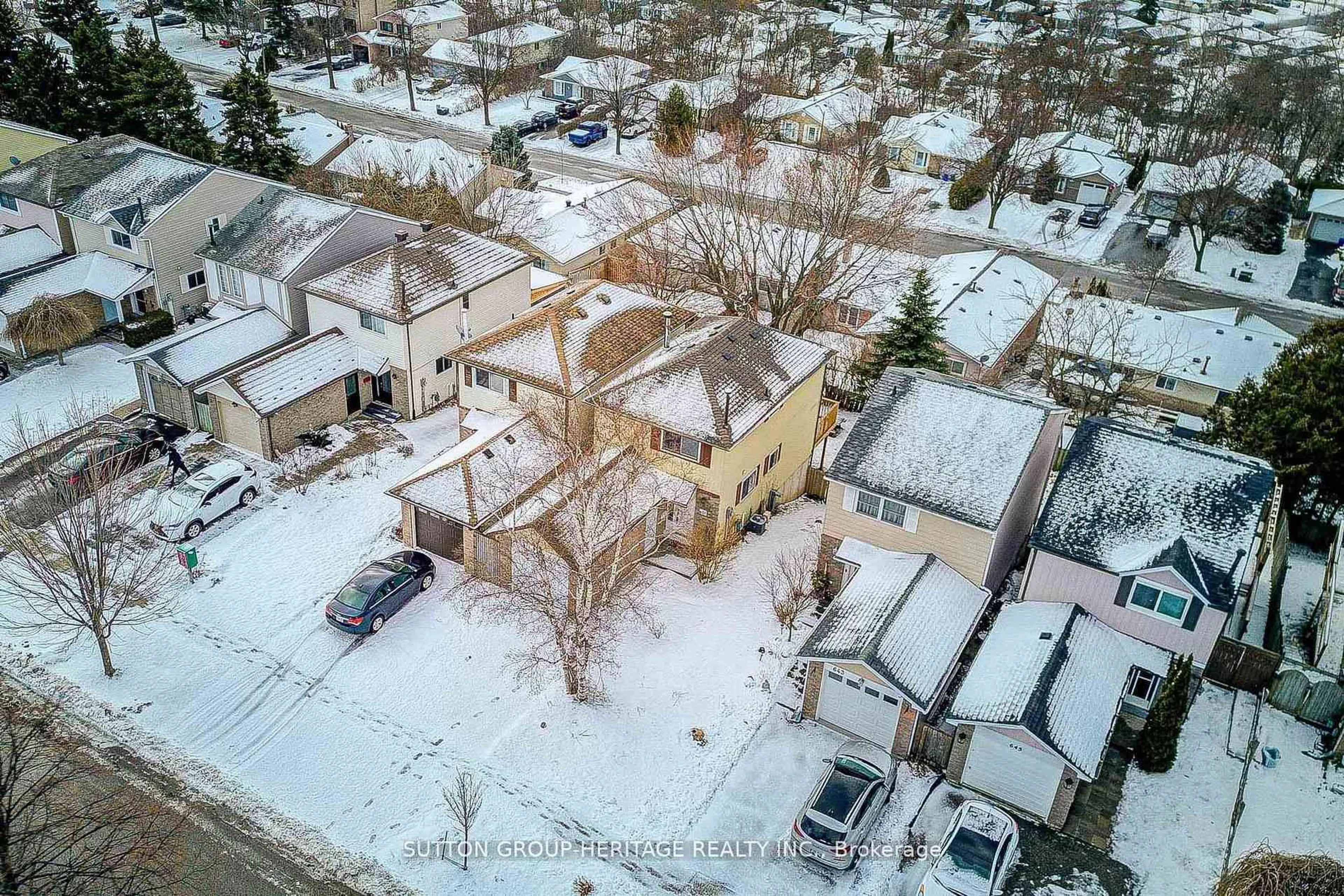 A pic from outside/outdoor area/front of a property/back of a property/a pic from drone, street for 639 Down Cres, Oshawa Ontario L1H 7X9