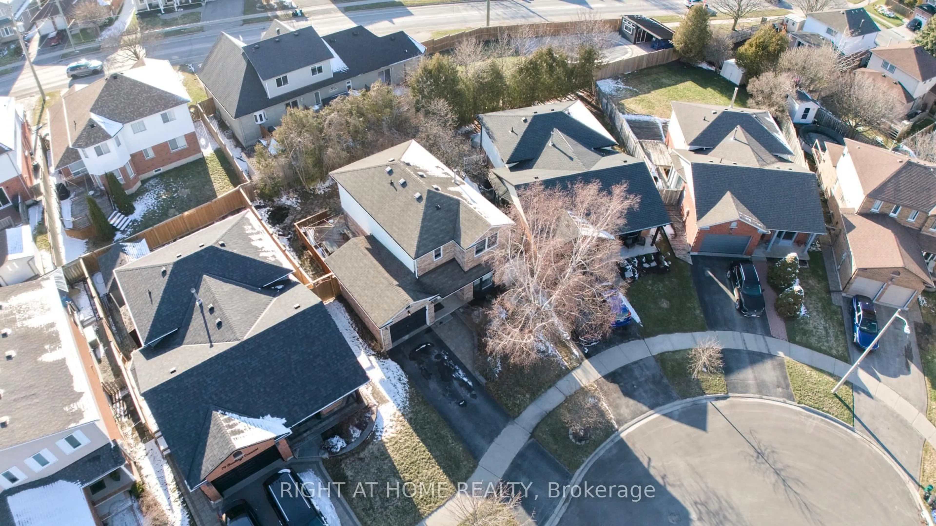A pic from outside/outdoor area/front of a property/back of a property/a pic from drone, street for 81 Beechnut Cres, Clarington Ontario L1E 1Y4