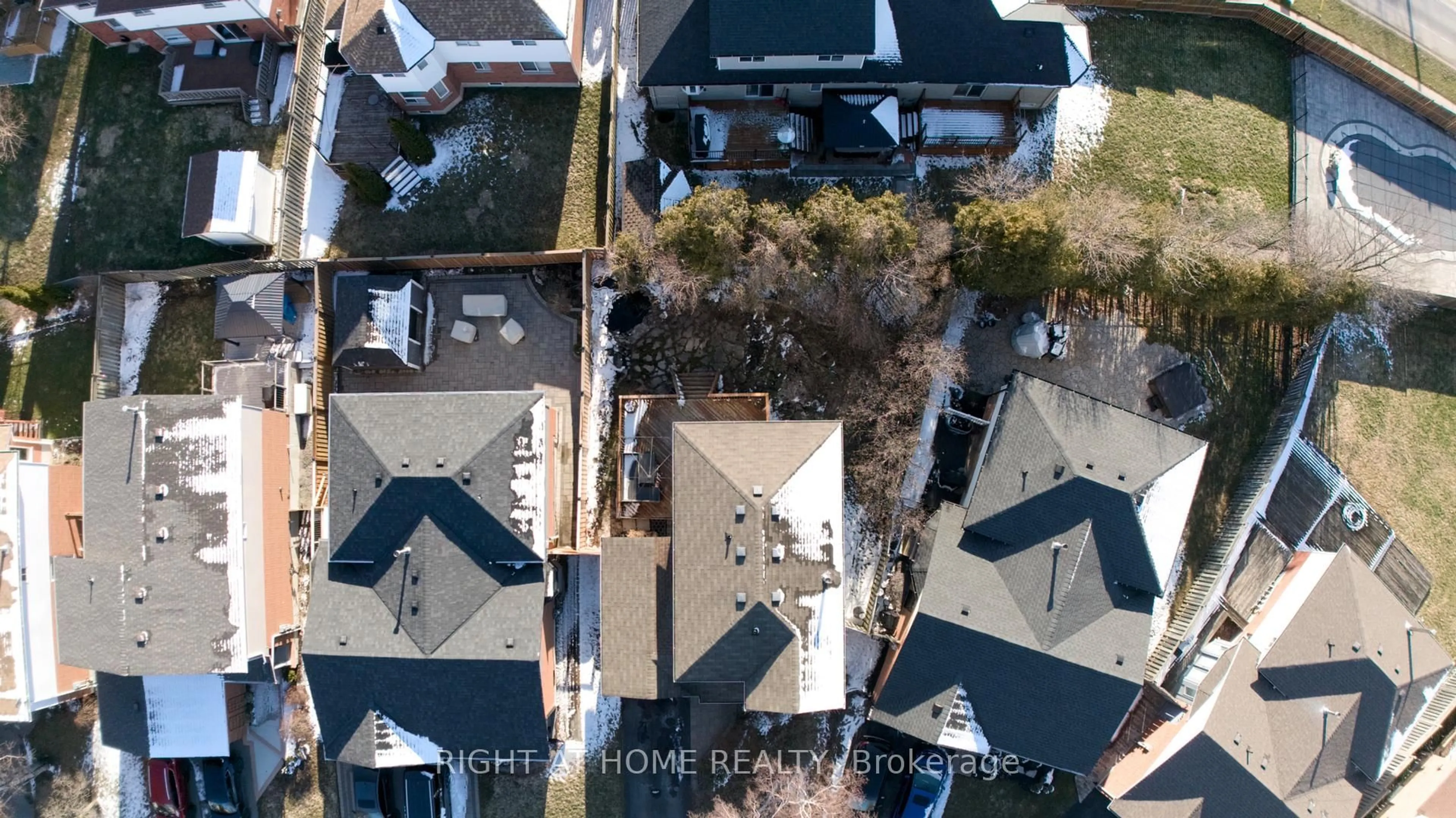 A pic from outside/outdoor area/front of a property/back of a property/a pic from drone, city buildings view from balcony for 81 Beechnut Cres, Clarington Ontario L1E 1Y4