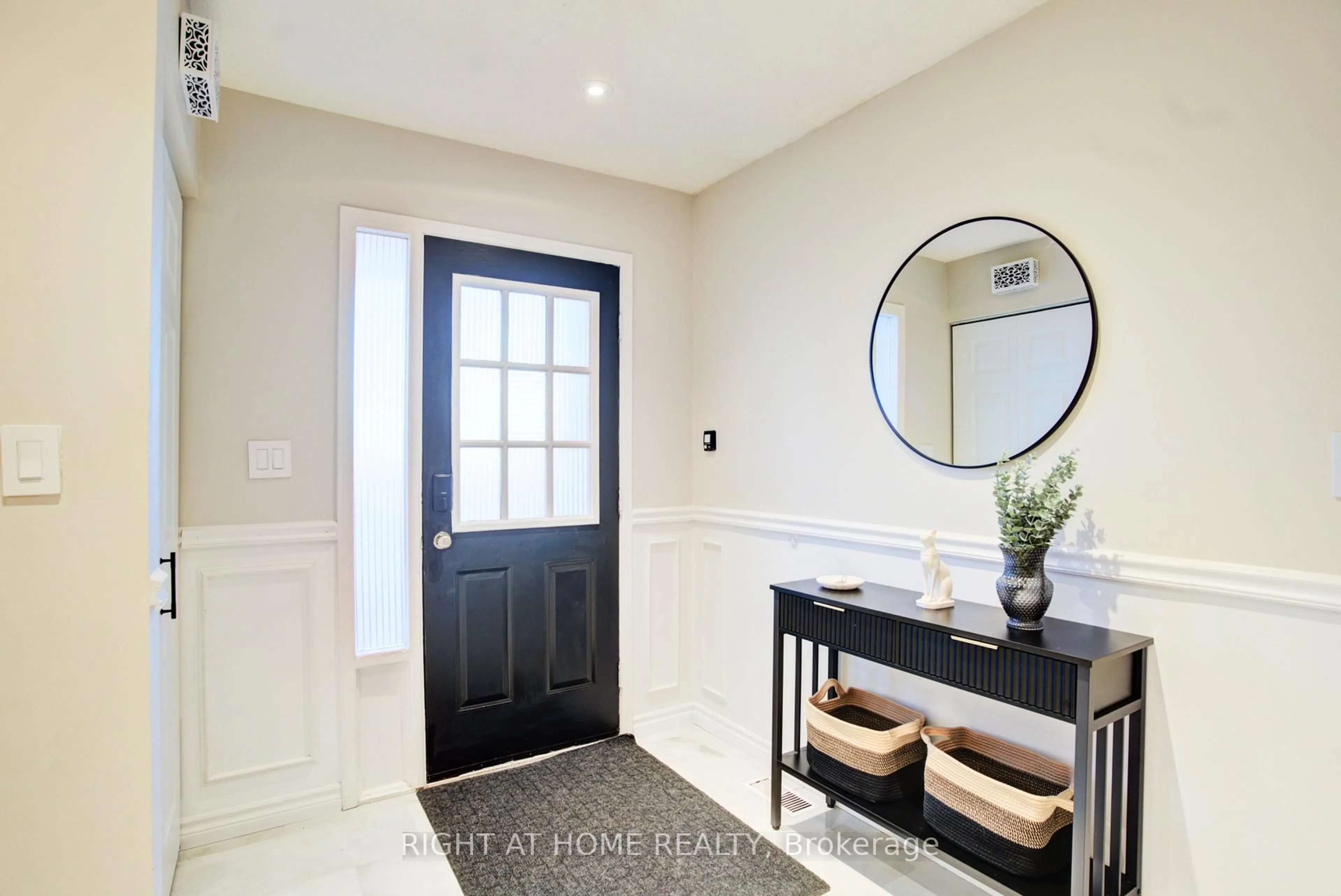 Indoor entryway for 81 Beechnut Cres, Clarington Ontario L1E 1Y4