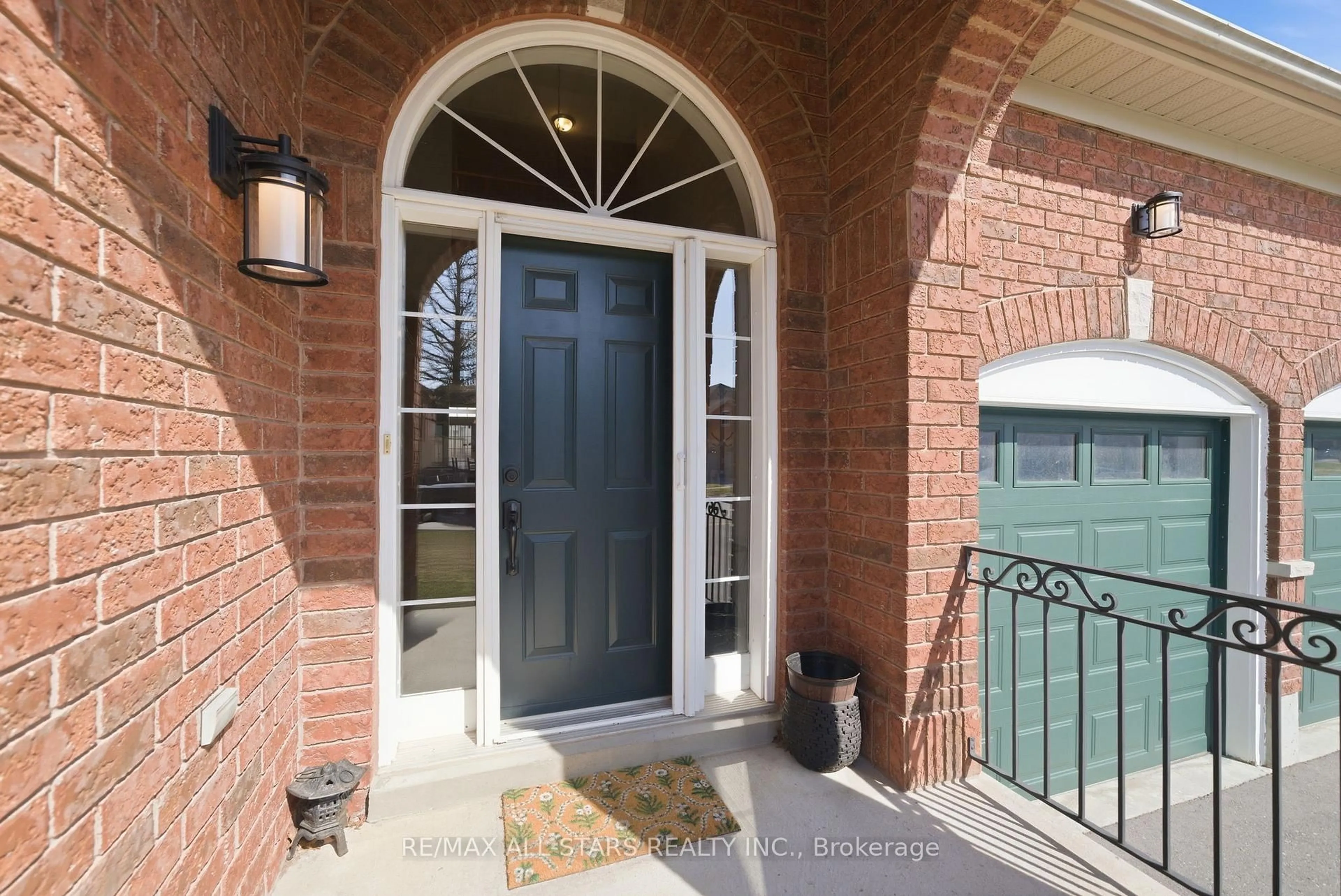 Indoor entryway for 179 Roseborough Dr, Scugog Ontario L9L 2E6