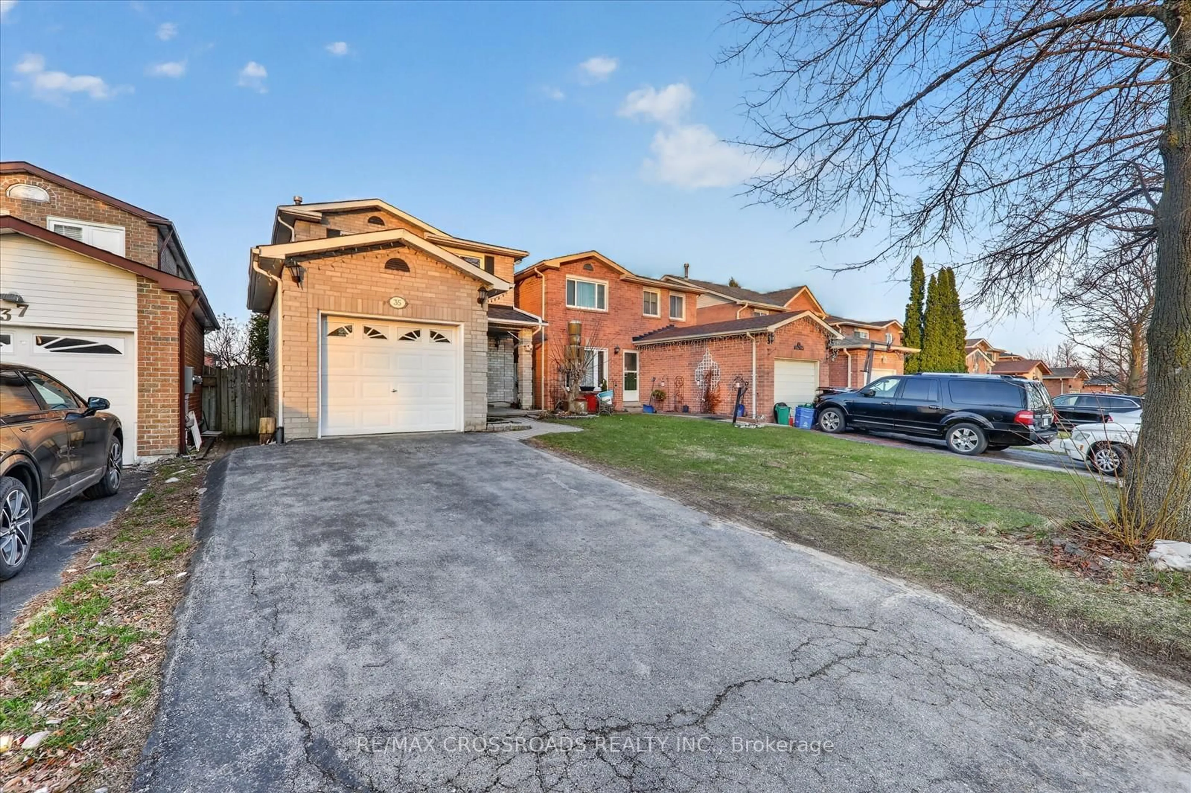 A pic from outside/outdoor area/front of a property/back of a property/a pic from drone, street for 35 Harley Dr, Ajax Ontario L1S 5X6