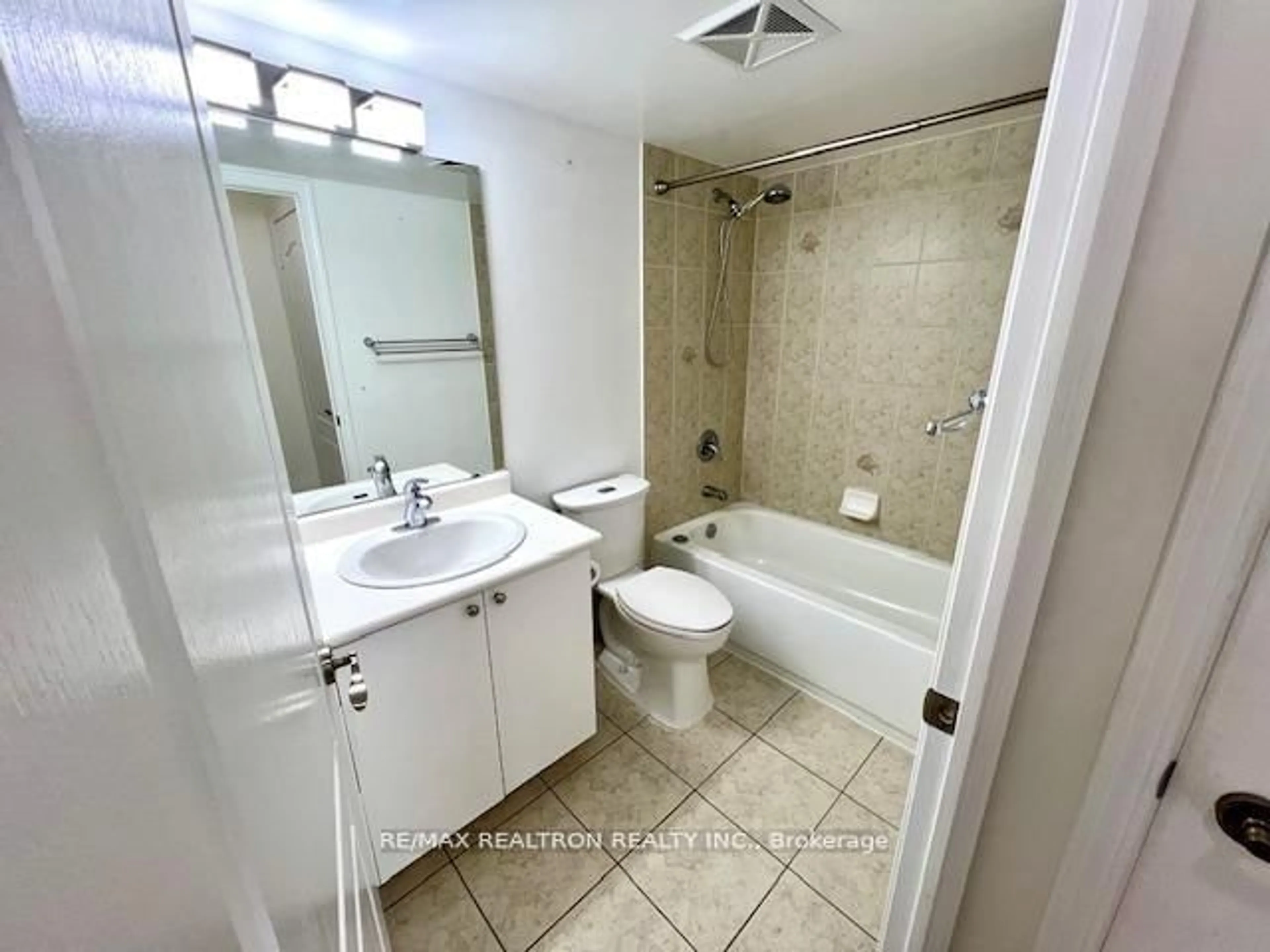 Standard bathroom, ceramic/tile floor for 3650 Kingston Rd #726, Toronto Ontario M1M 3X9