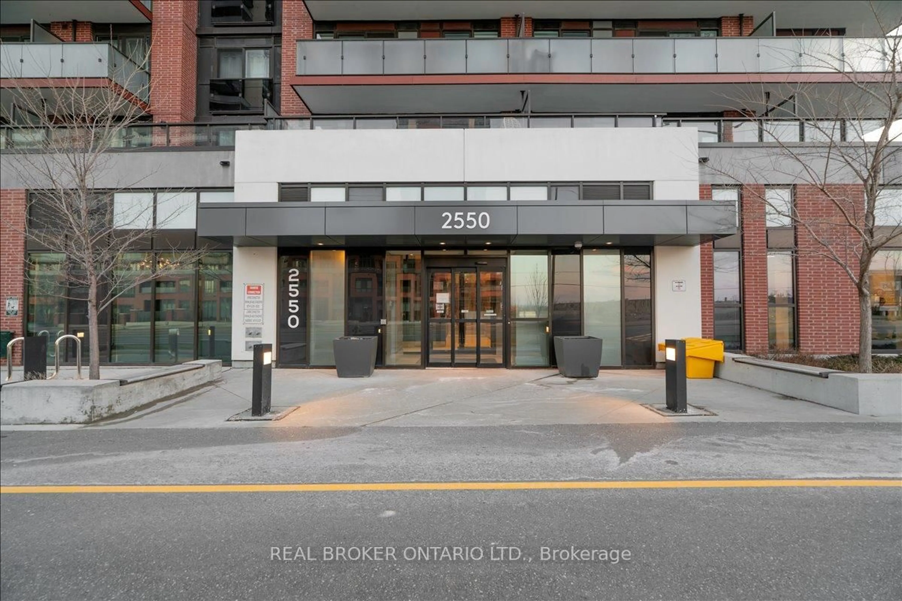 Indoor foyer for 2550 Simcoe St #715, Oshawa Ontario L1L 0R5