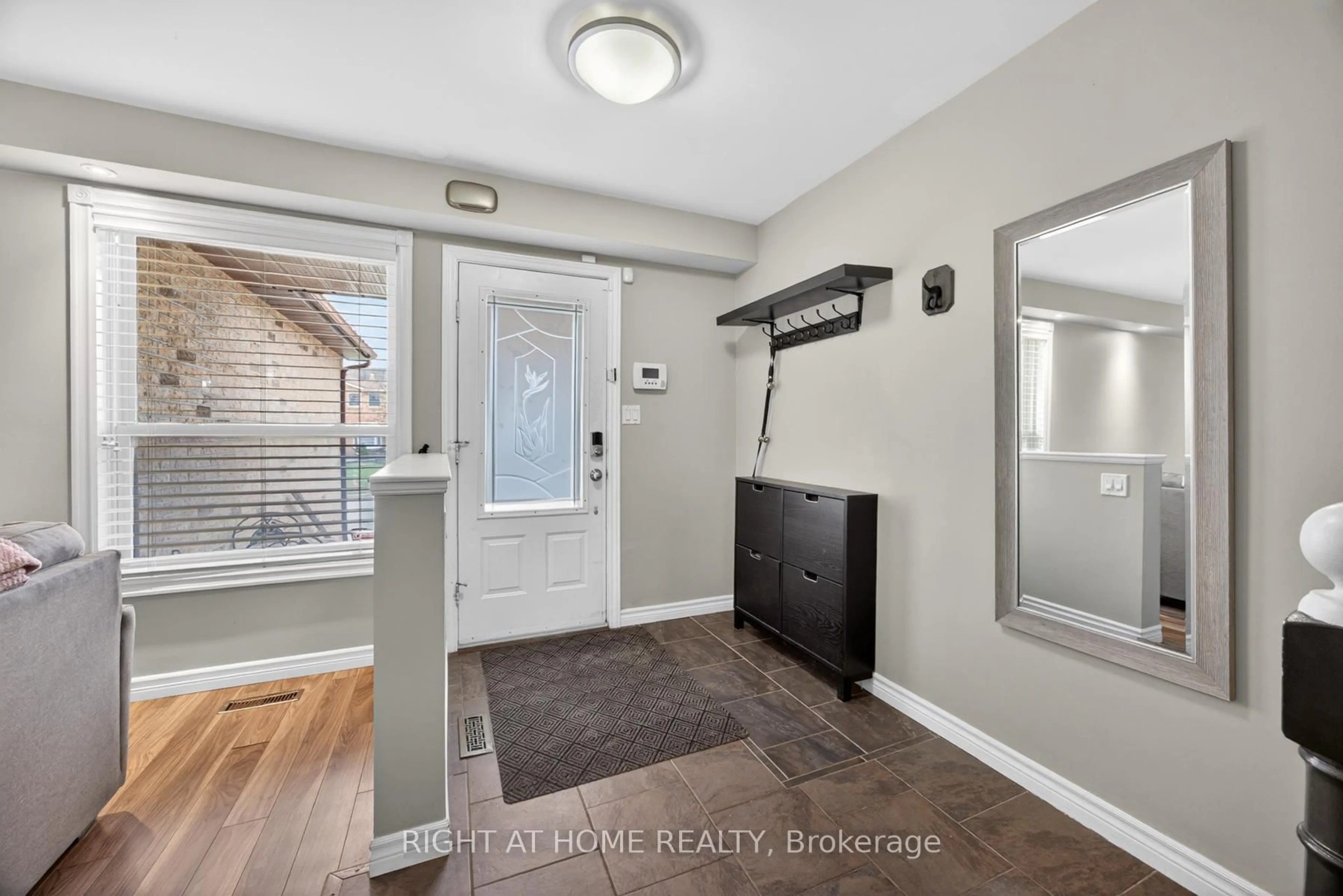 Indoor entryway for 47 WOODWARD Cres, Ajax Ontario L1S 5T5