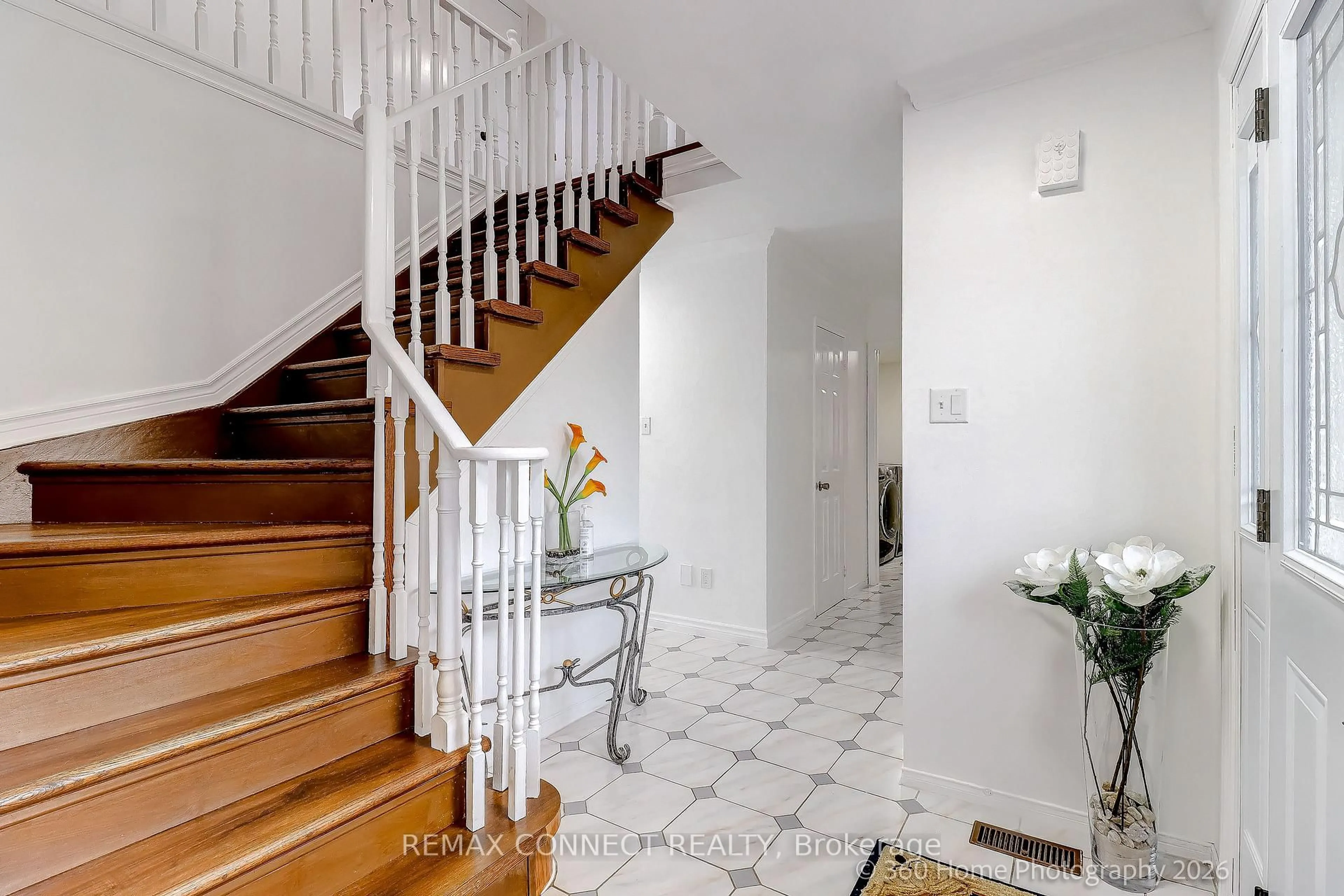 Indoor entryway for 4 Mayflower St, Whitby Ontario L1N 8B1