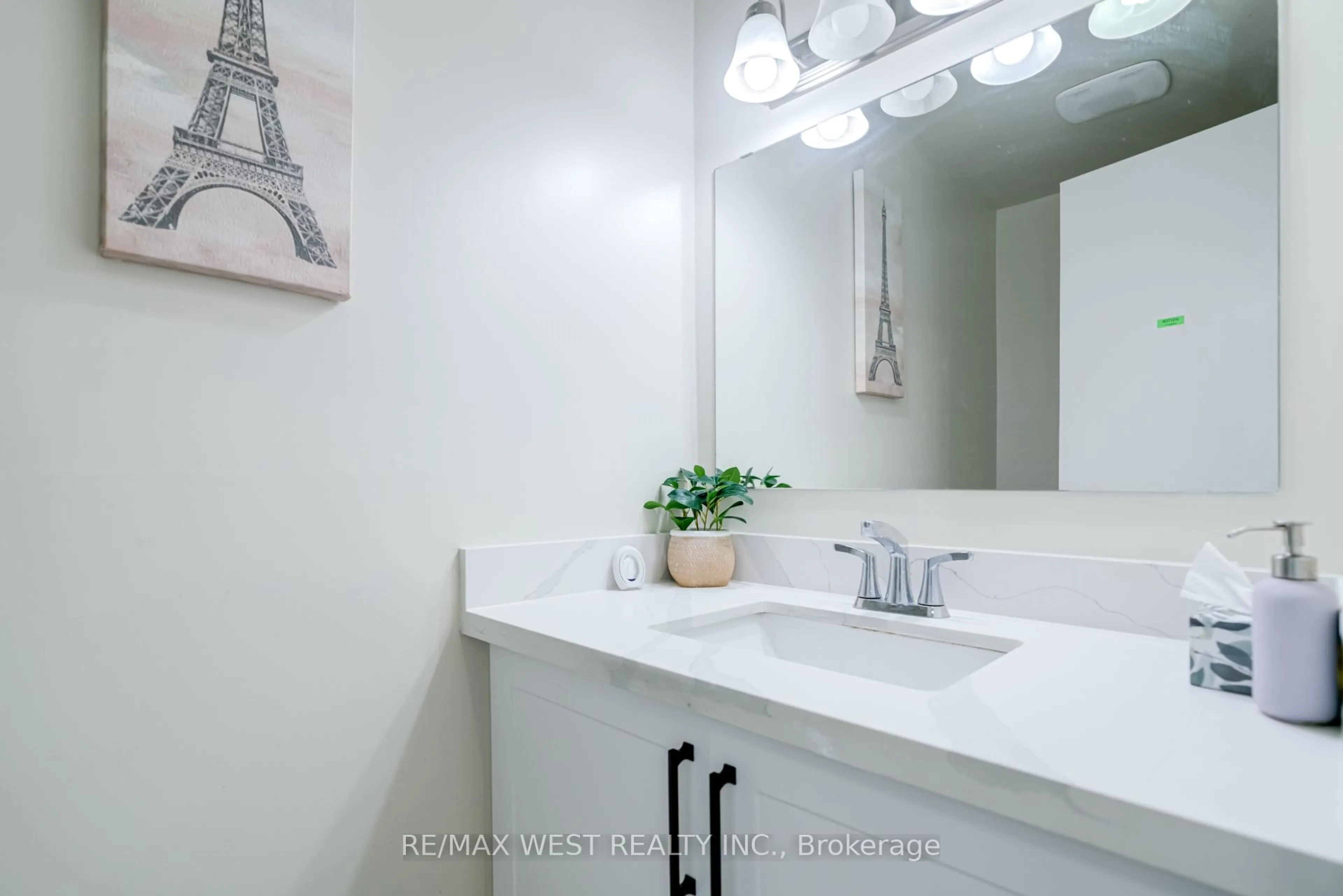 Standard bathroom, ceramic/tile floor for 331 Trudelle St #43, Toronto Ontario M1J 3J9