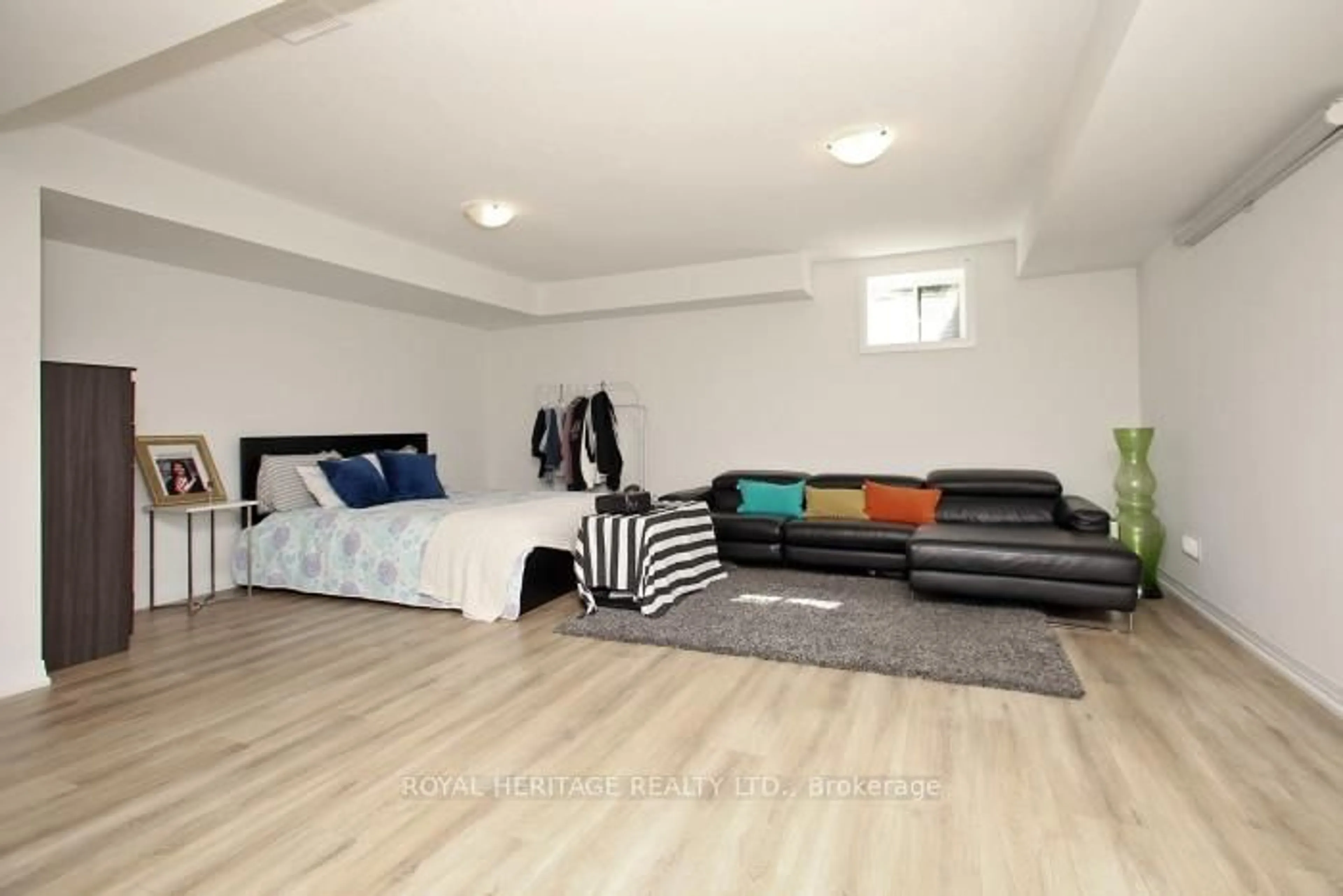 A pic of a room for 5 Klein Way, Whitby Ontario L1R 0S6