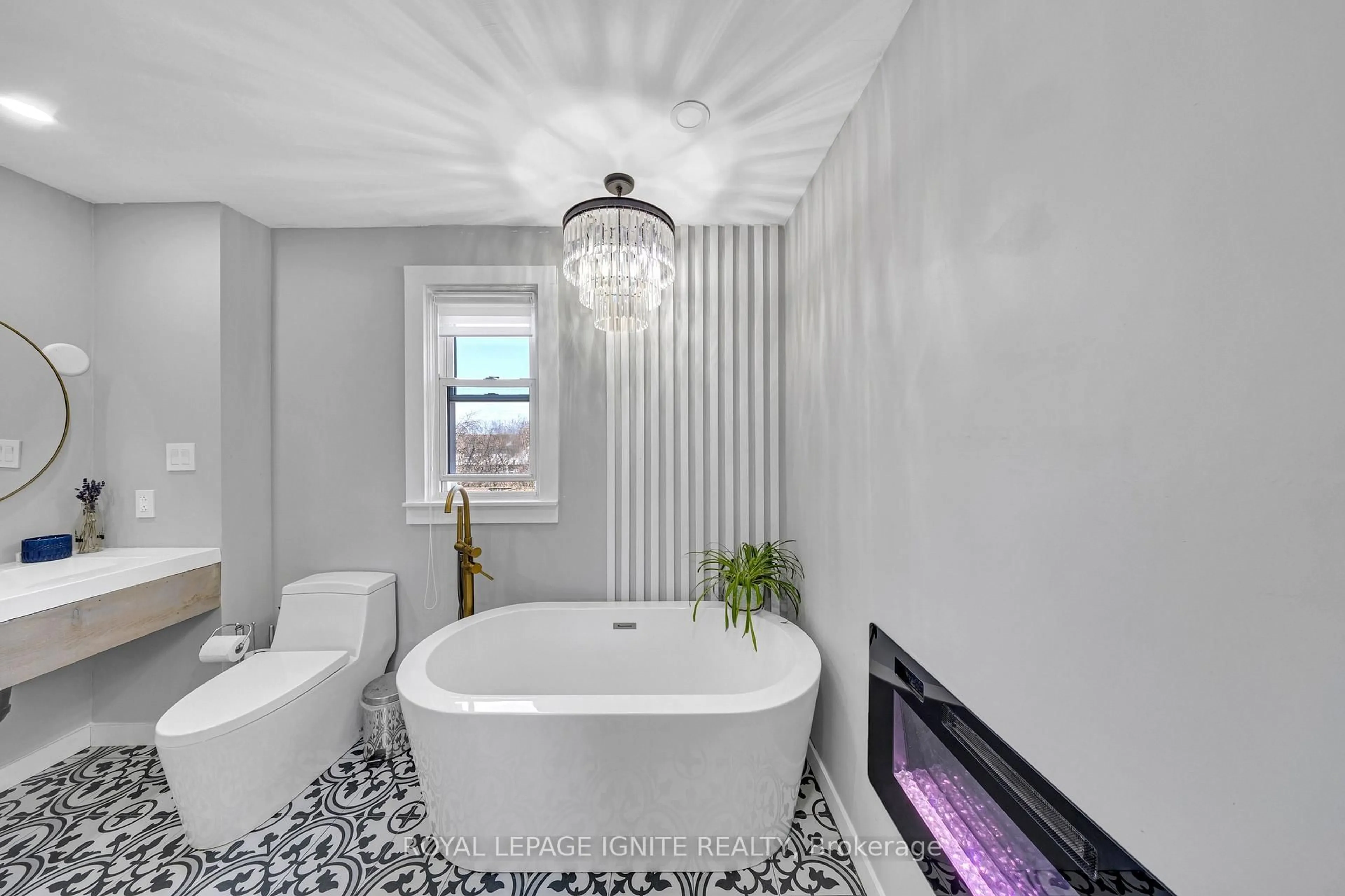 Contemporary bathroom, ceramic/tile floor for 101 Gibbons St, Oshawa Ontario L1J 4Y1