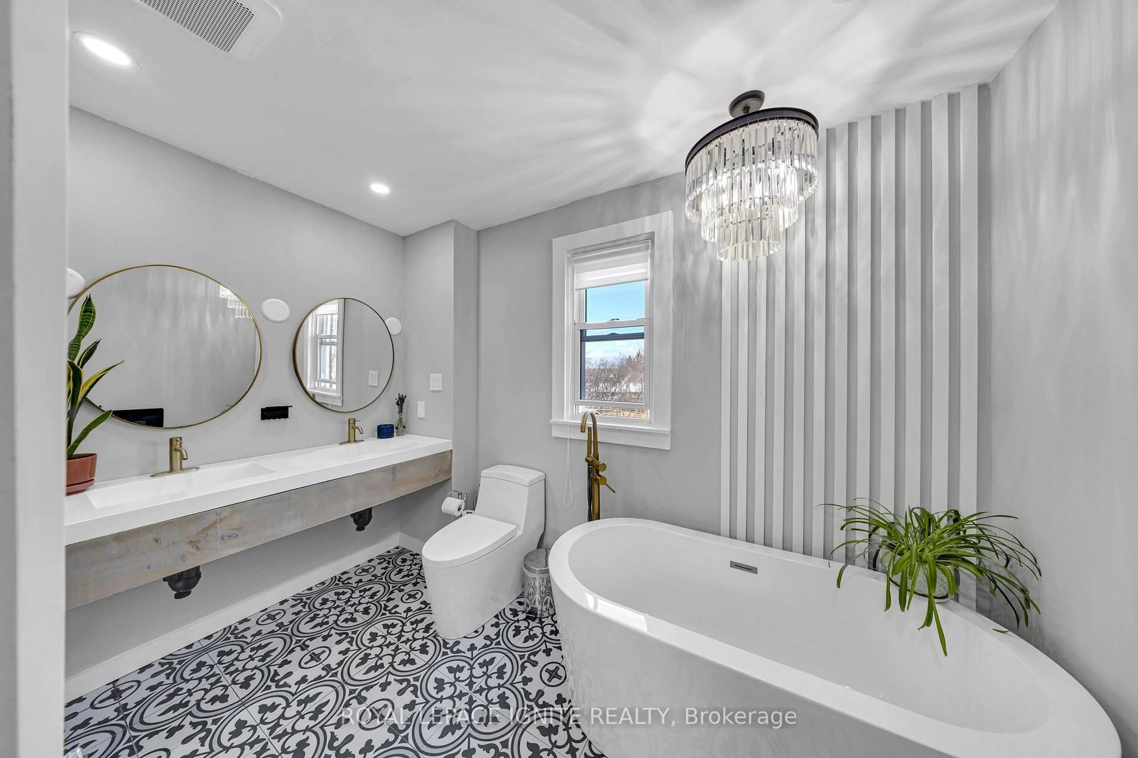 Contemporary bathroom, ceramic/tile floor for 101 Gibbons St, Oshawa Ontario L1J 4Y1