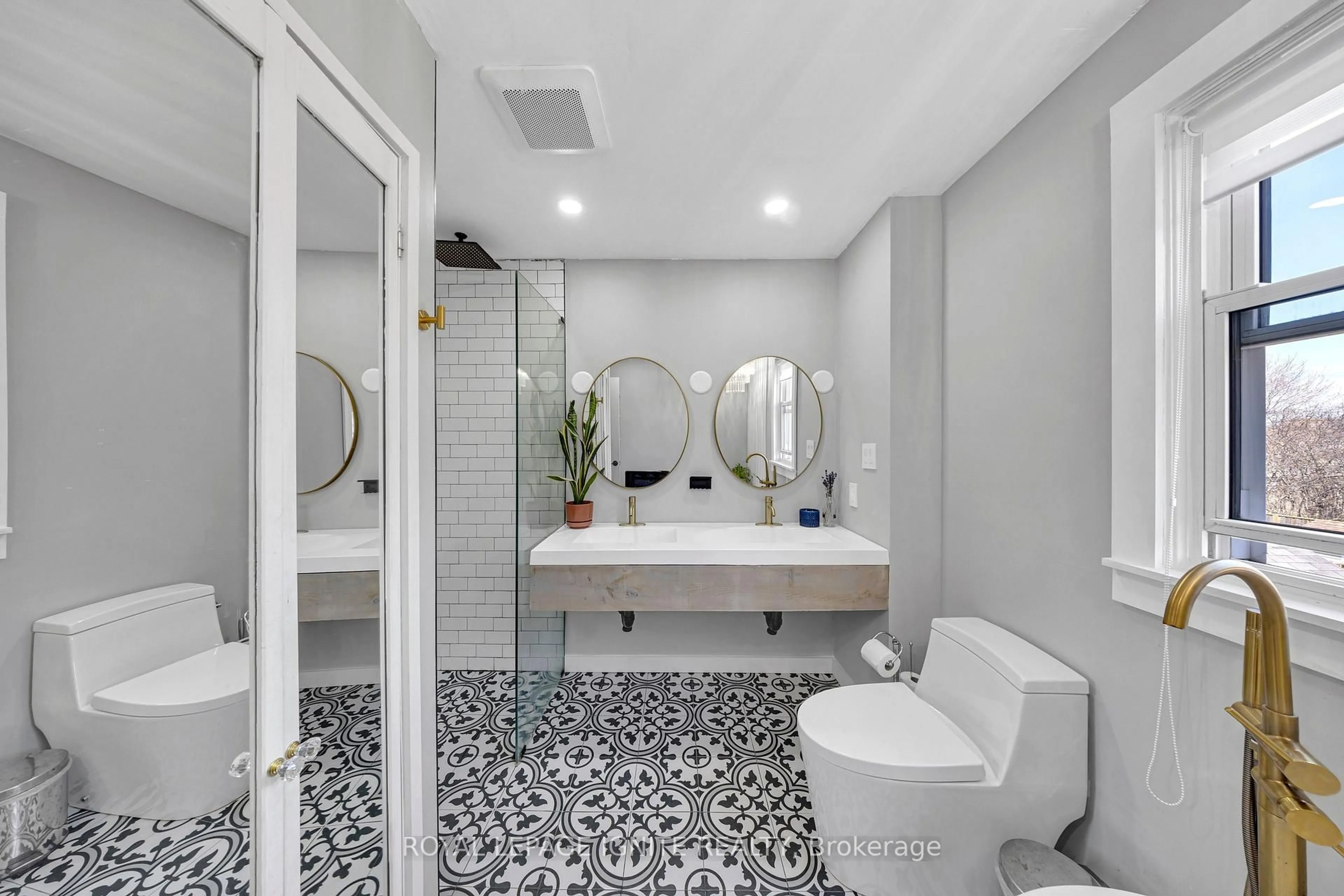 Contemporary bathroom, ceramic/tile floor for 101 Gibbons St, Oshawa Ontario L1J 4Y1