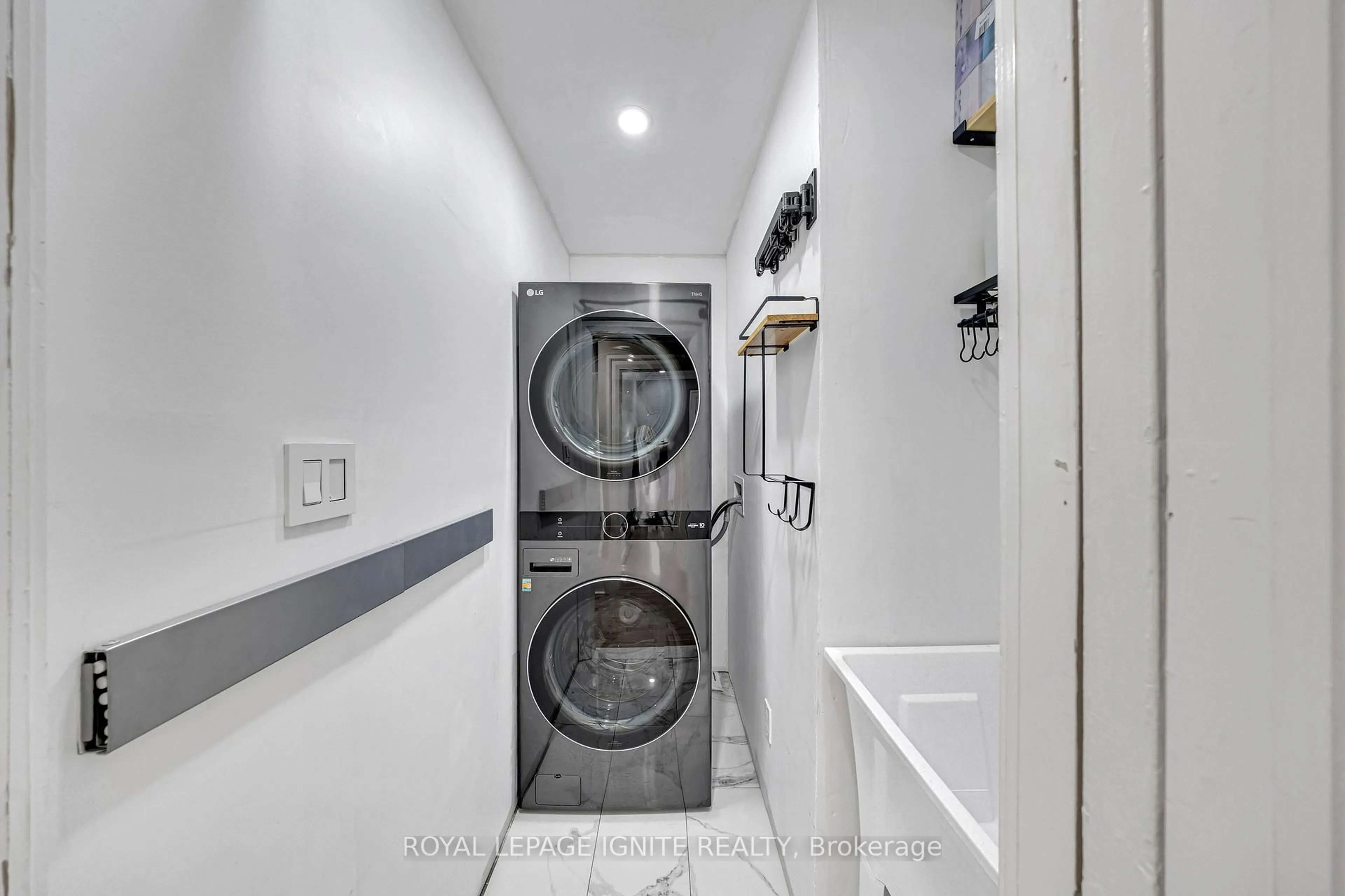 Laundry room for 101 Gibbons St, Oshawa Ontario L1J 4Y1