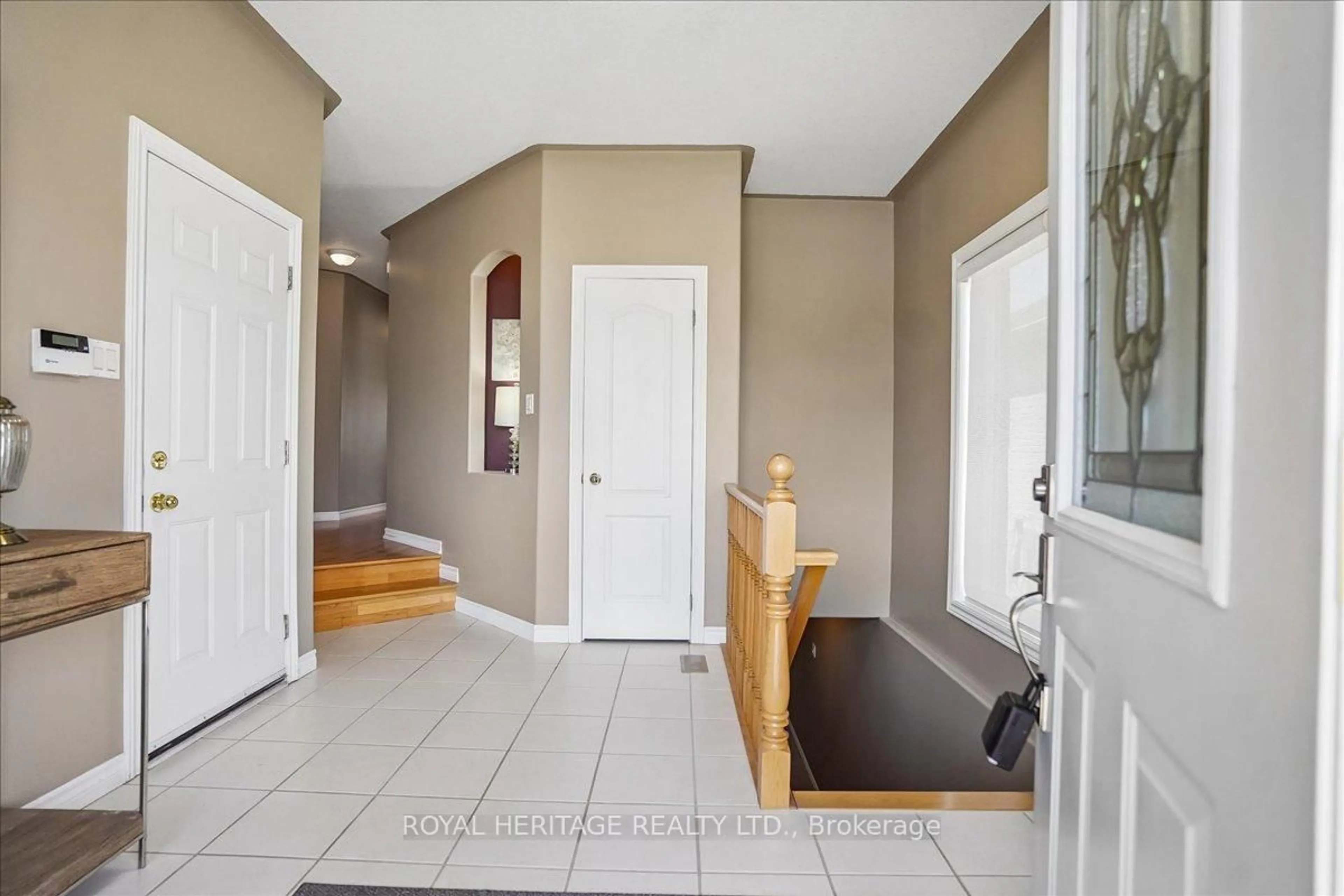 Indoor entryway for 38 Bingham Gate, Clarington Ontario L1E 3K3