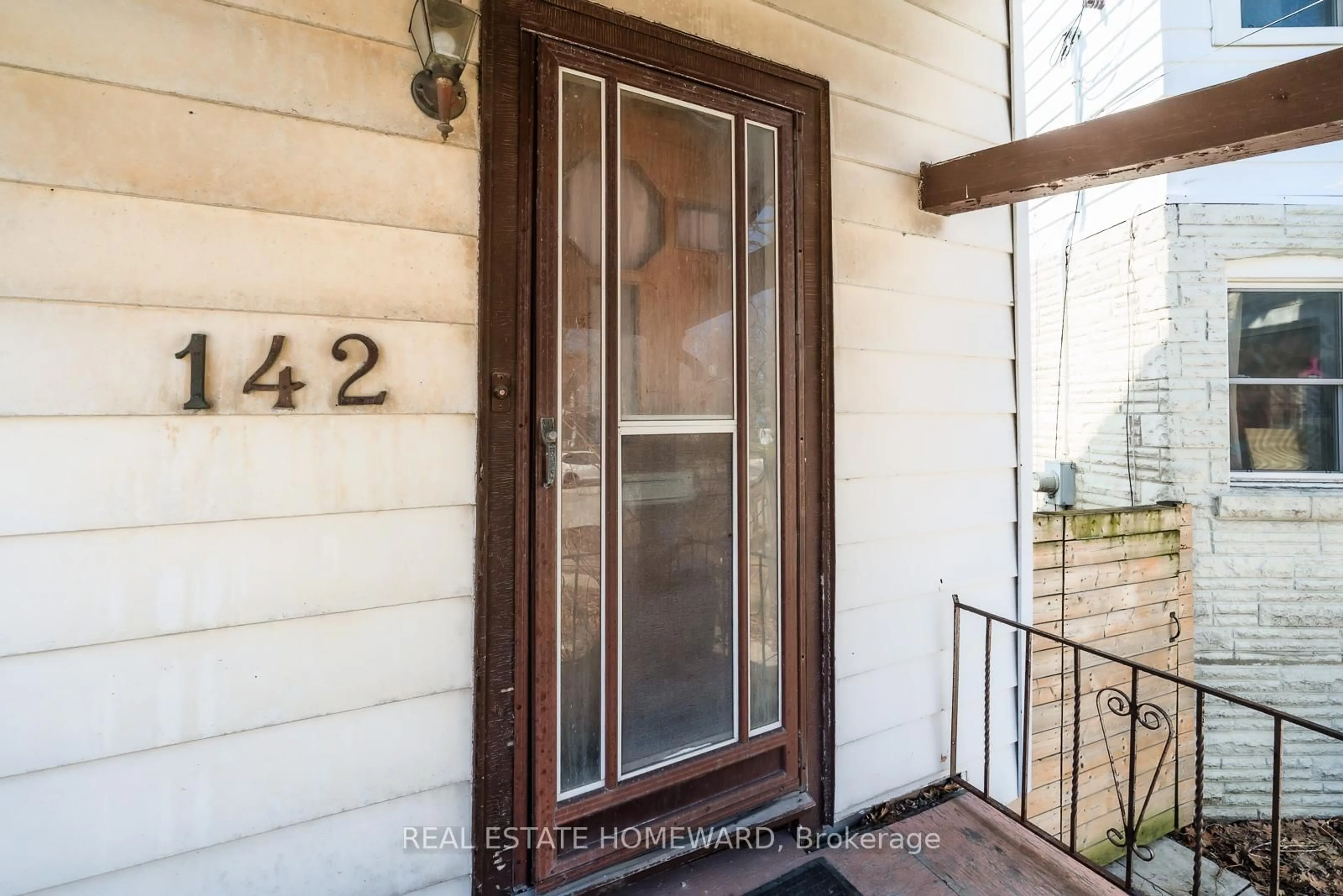 Indoor entryway for 142 Audrey Ave, Toronto Ontario M1N 2Y1