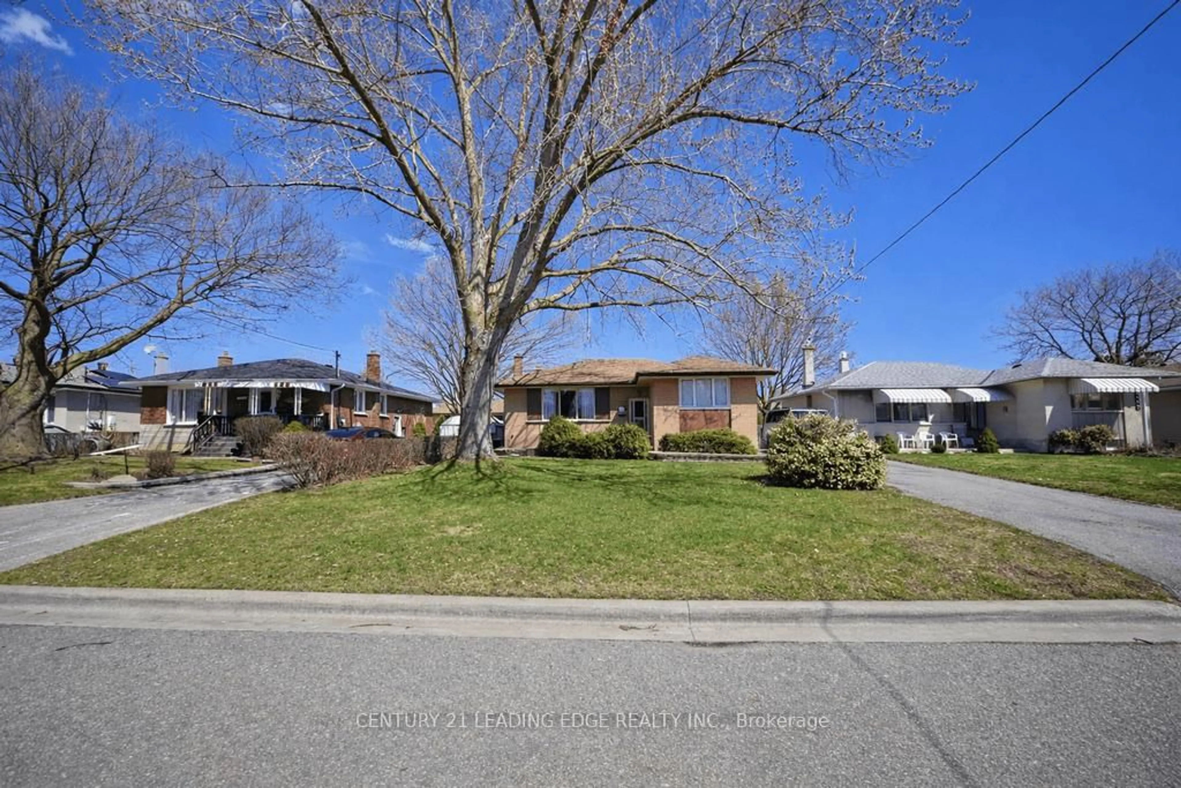 A pic from outside/outdoor area/front of a property/back of a property/a pic from drone, street for 571 Wychwood St, Oshawa Ontario L1G 2T4