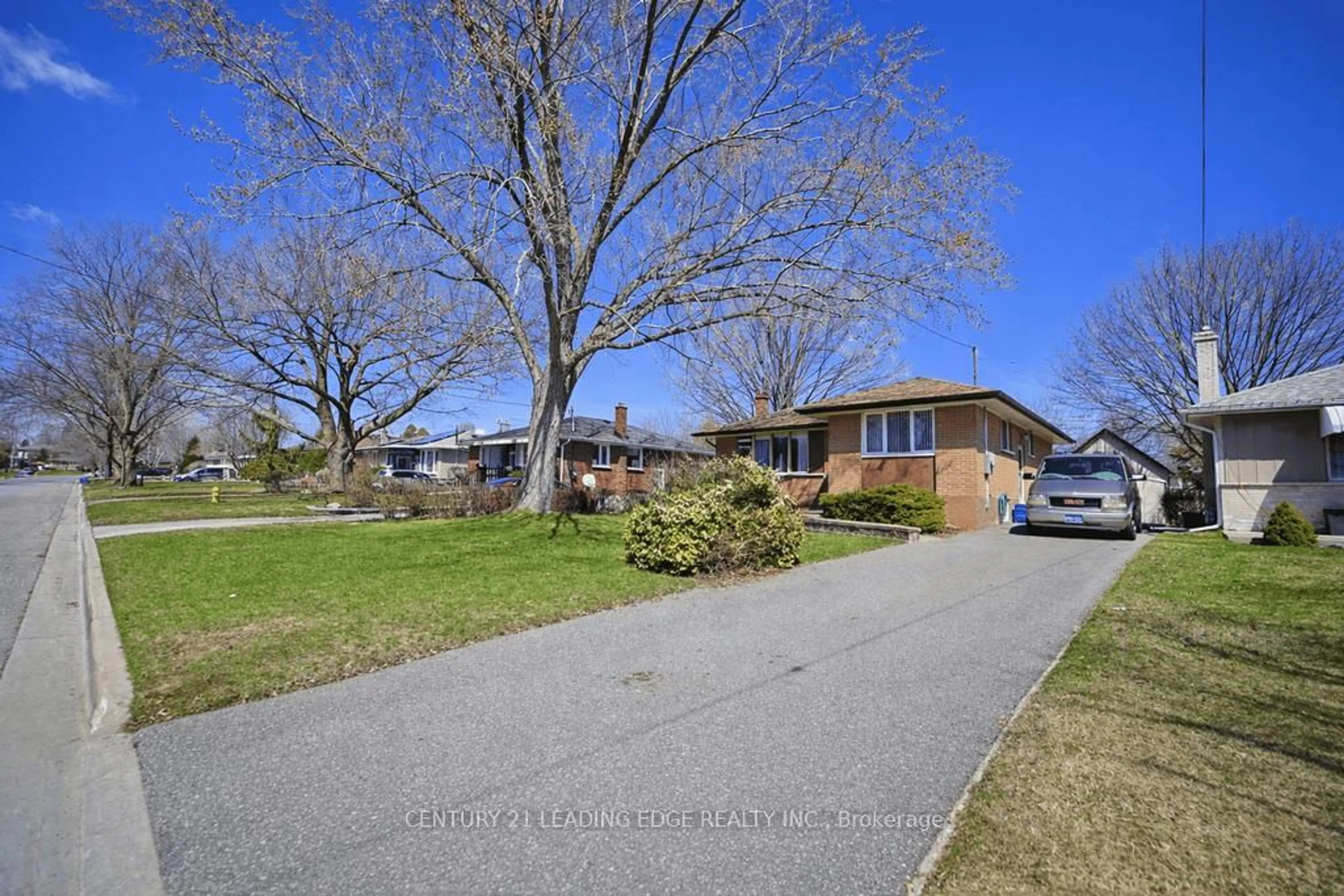 A pic from outside/outdoor area/front of a property/back of a property/a pic from drone, street for 571 Wychwood St, Oshawa Ontario L1G 2T4