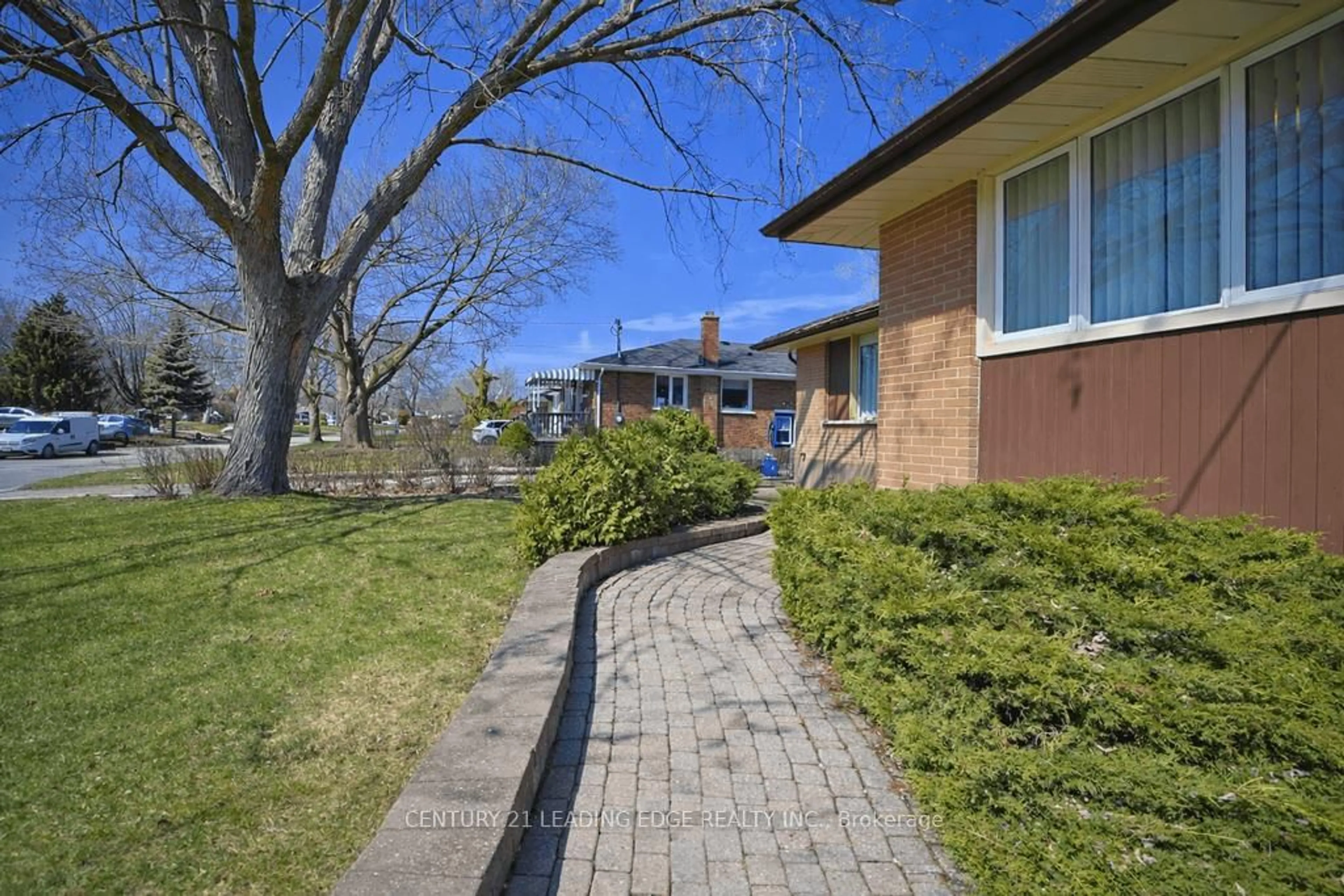 Patio, street for 571 Wychwood St, Oshawa Ontario L1G 2T4