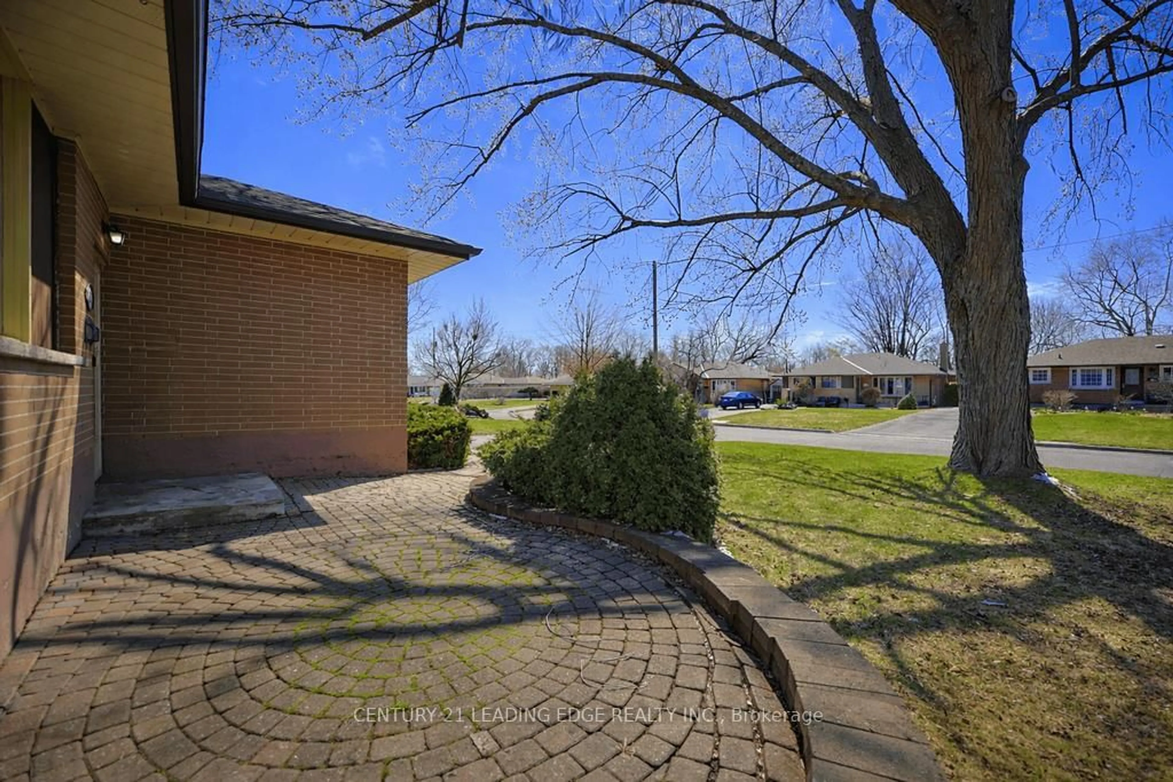 Patio, street for 571 Wychwood St, Oshawa Ontario L1G 2T4
