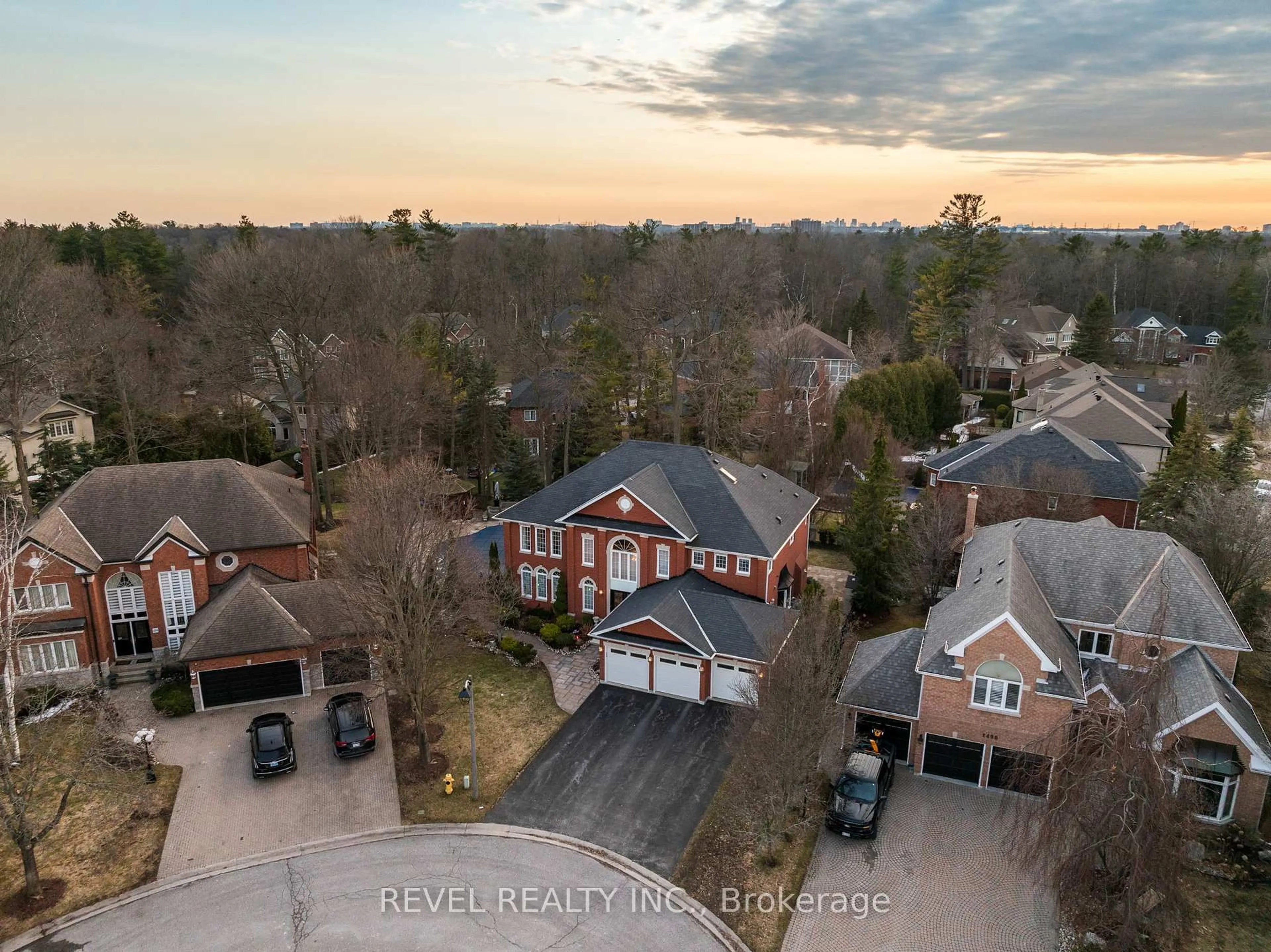 A pic from outside/outdoor area/front of a property/back of a property/a pic from drone, street for 1486 Ashwood Gate, Pickering Ontario L1V 6L1