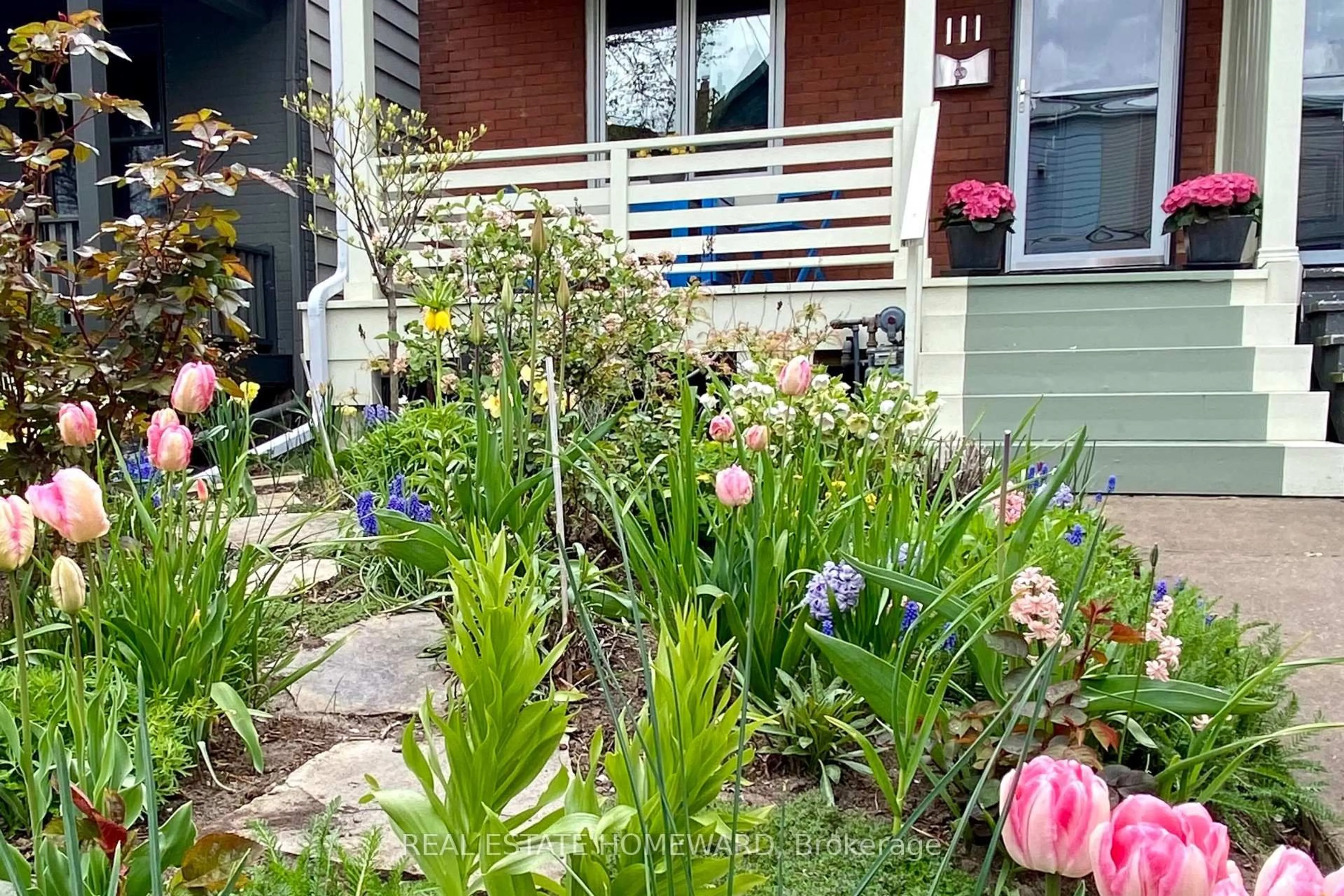 Patio, street for 111 Withrow Ave, Toronto Ontario M4K 1C8