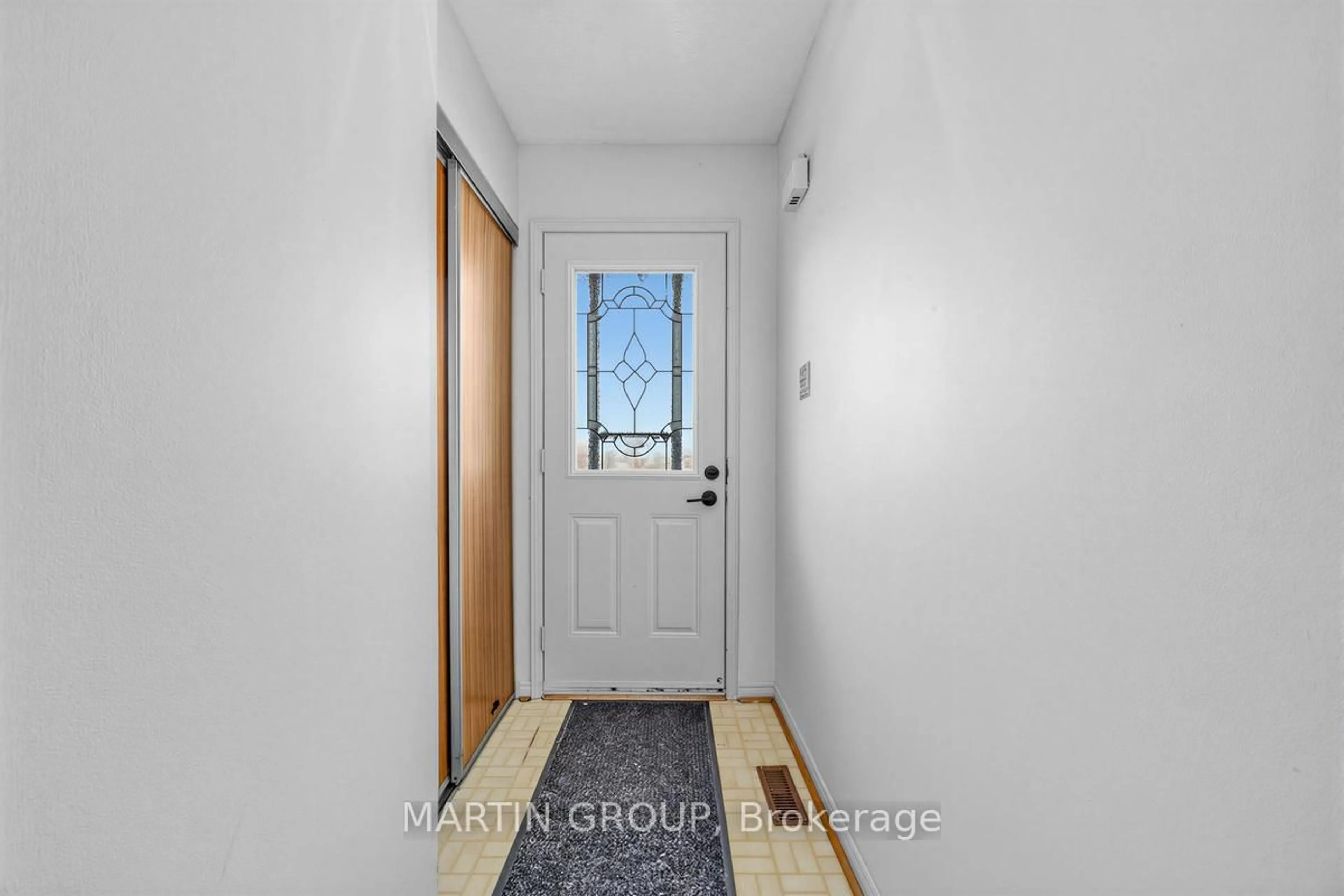 Indoor entryway for 1529 Beechlawn Dr, Pickering Ontario L1V 6E8