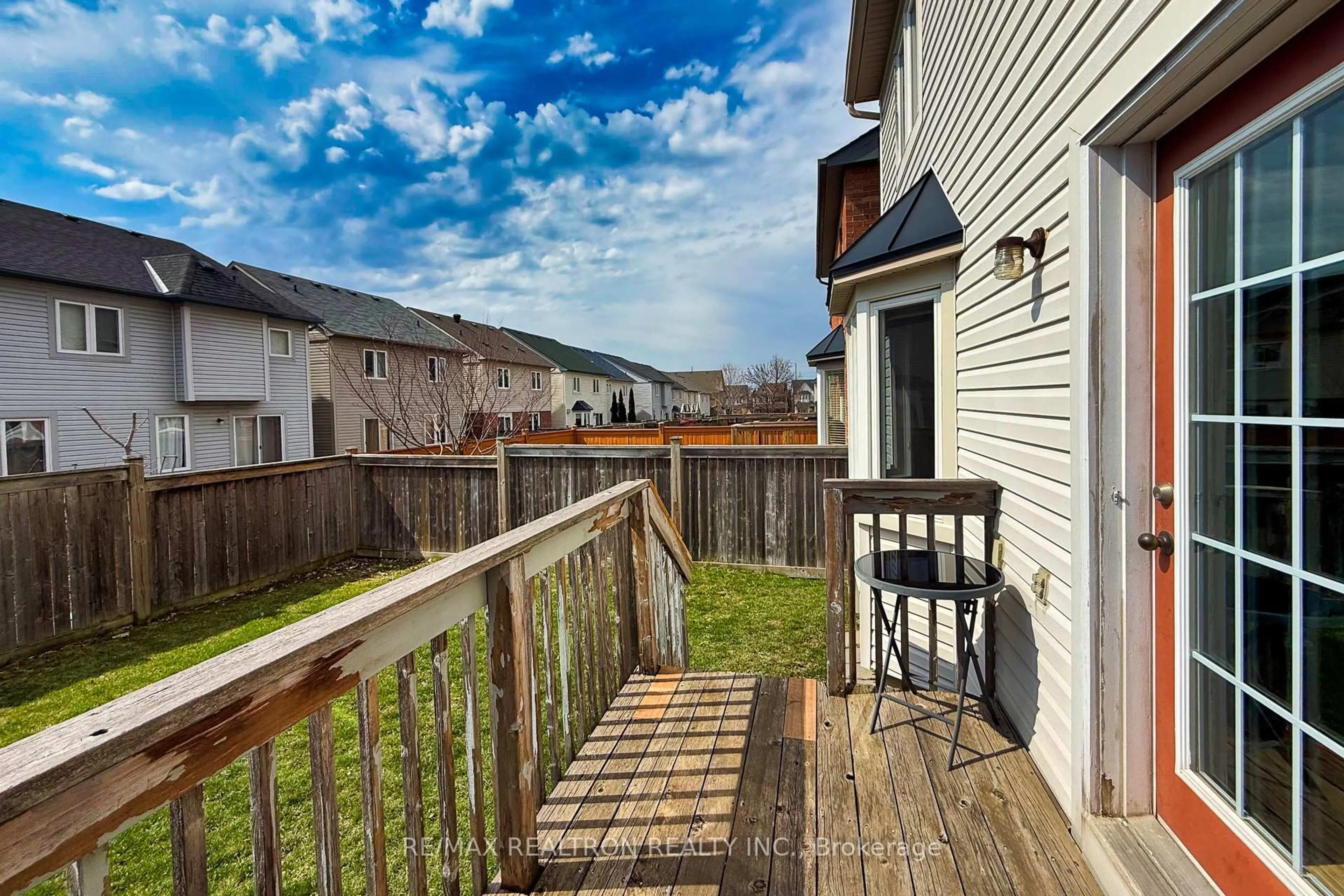 Patio, street for 1868 Secretariat Pl, Oshawa Ontario L1L 1C8