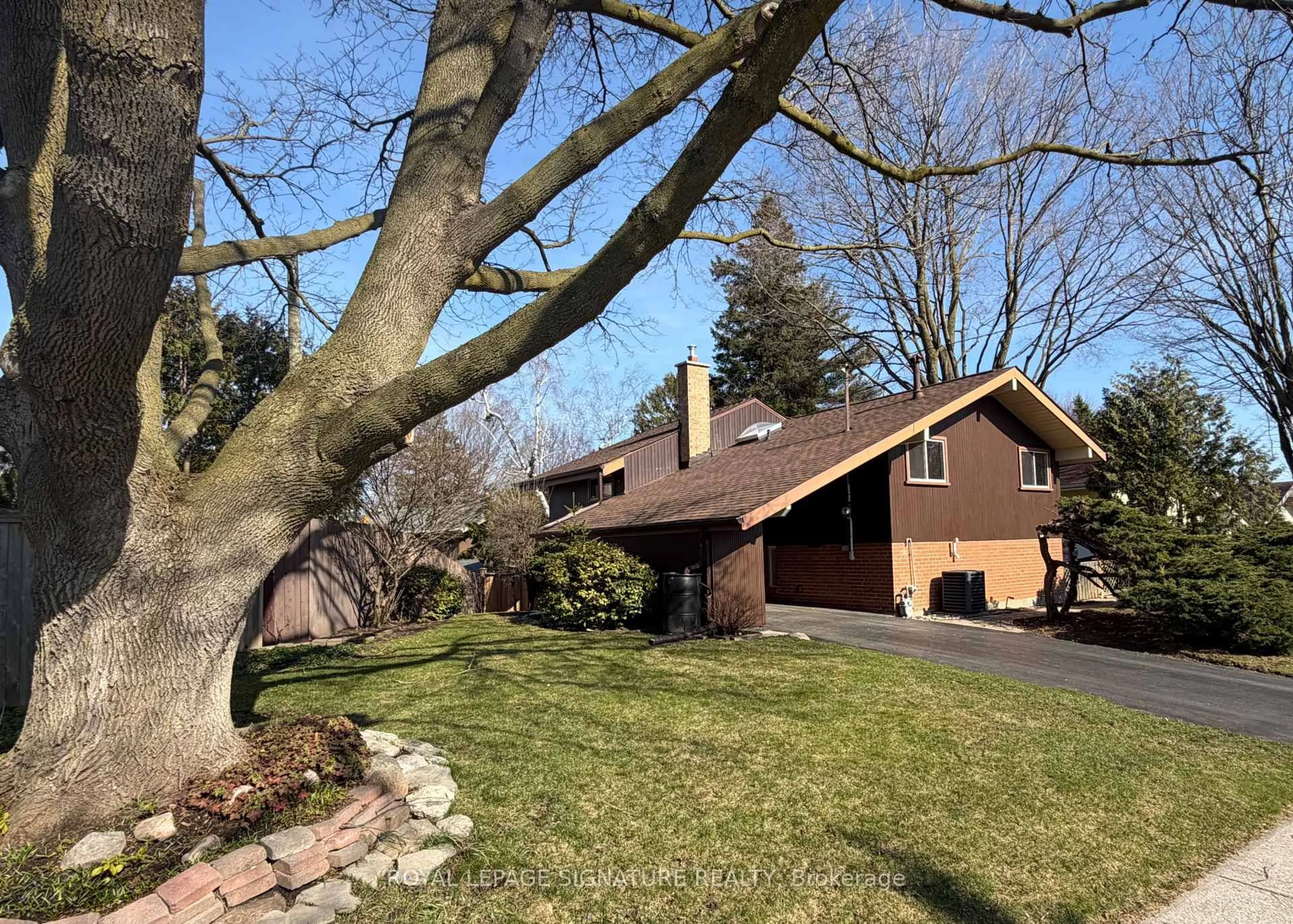 A pic from outside/outdoor area/front of a property/back of a property/a pic from drone, unknown for 27 Madras Cres, Toronto Ontario M1G 3L2