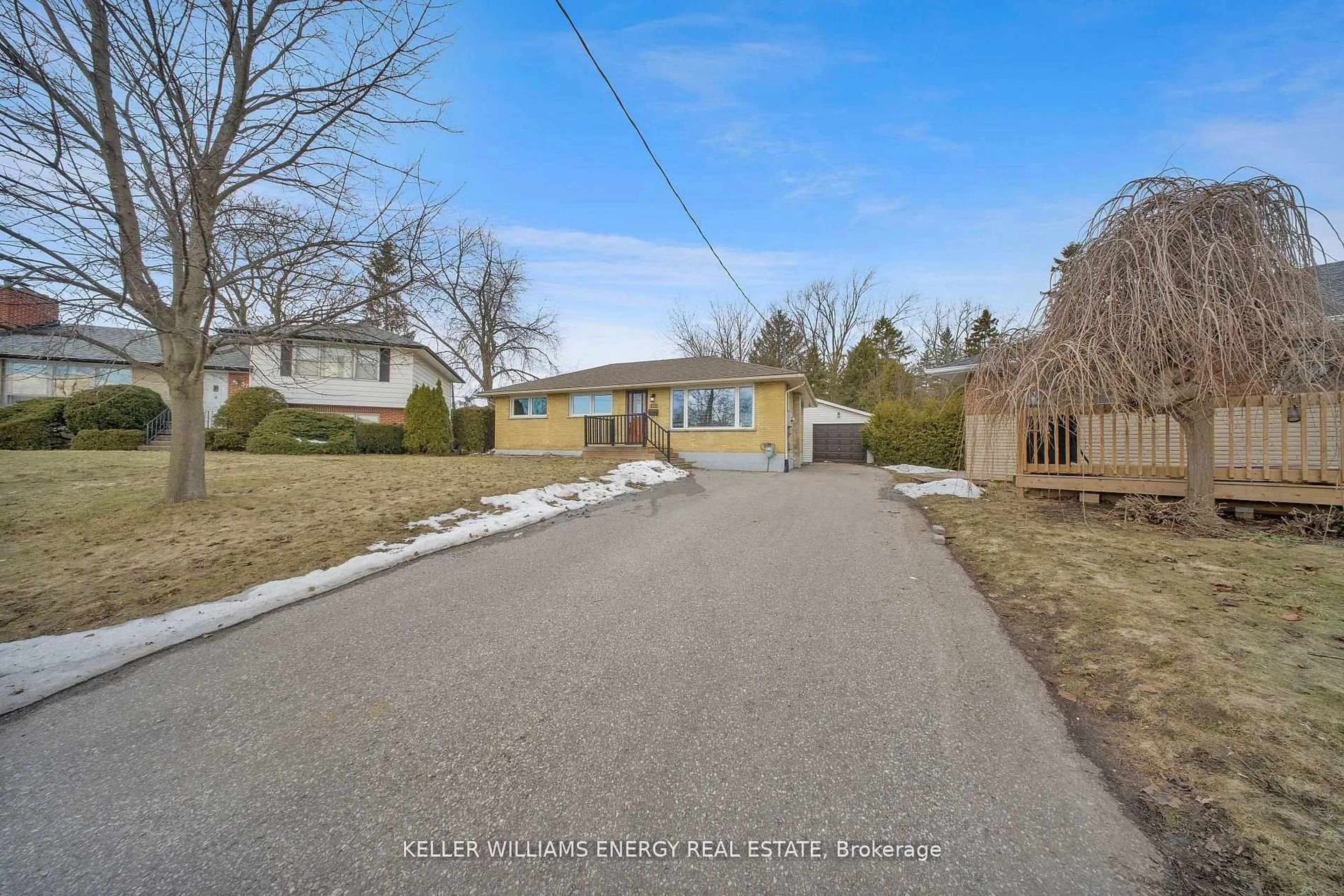 A pic from outside/outdoor area/front of a property/back of a property/a pic from drone, street for 372 Garden Crt, Oshawa Ontario L1J 3E4
