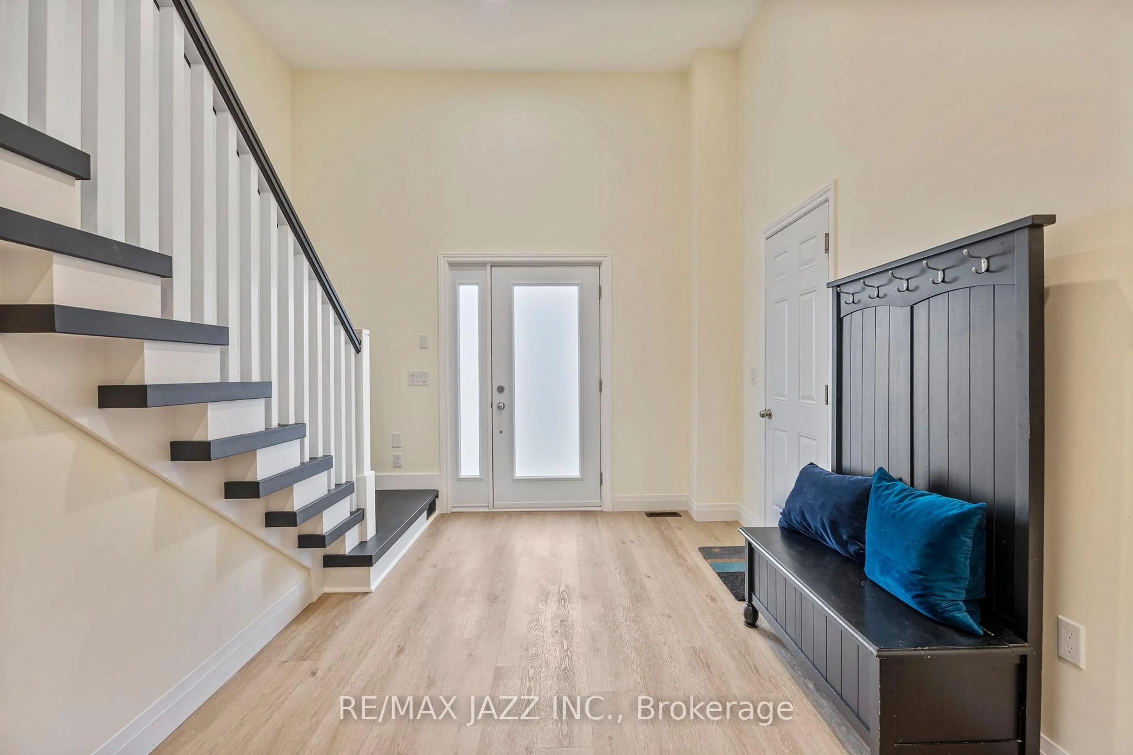 Indoor entryway for 283 Platten Blvd, Scugog Ontario L9L 1B4