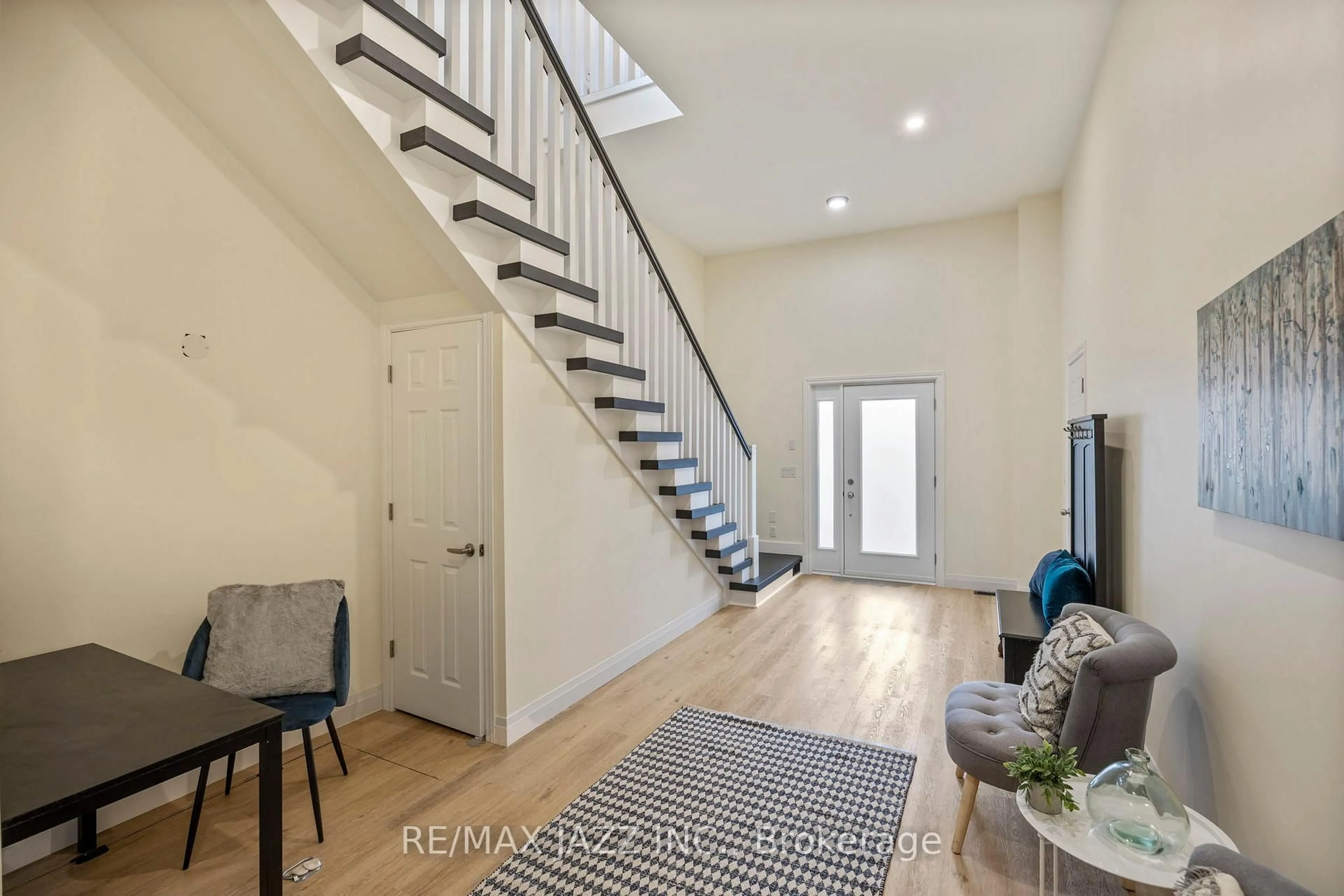 Indoor entryway for 283 Platten Blvd, Scugog Ontario L9L 1B4