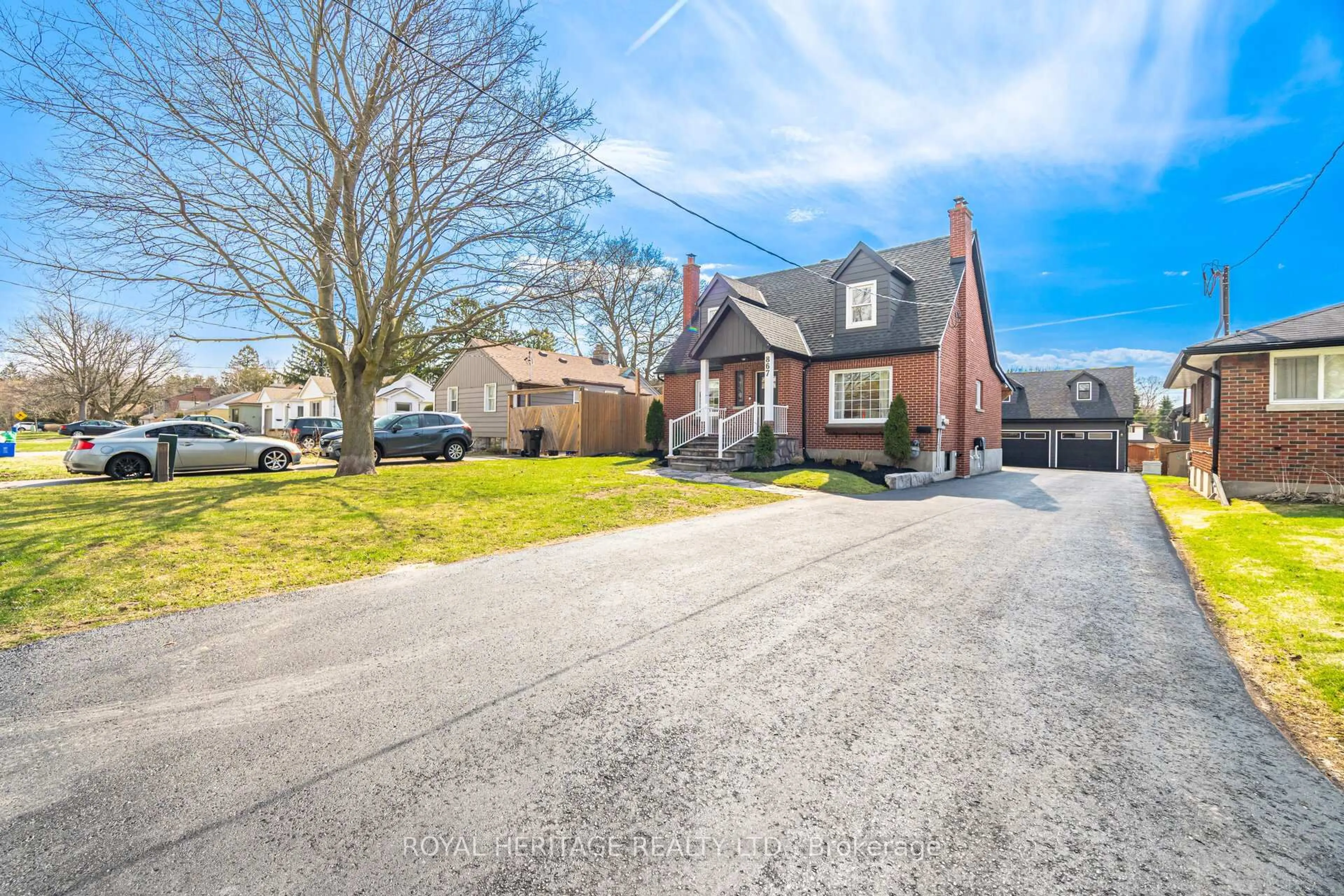 A pic from outside/outdoor area/front of a property/back of a property/a pic from drone, street for 867 Parklane Ave, Oshawa Ontario L1G 1N7