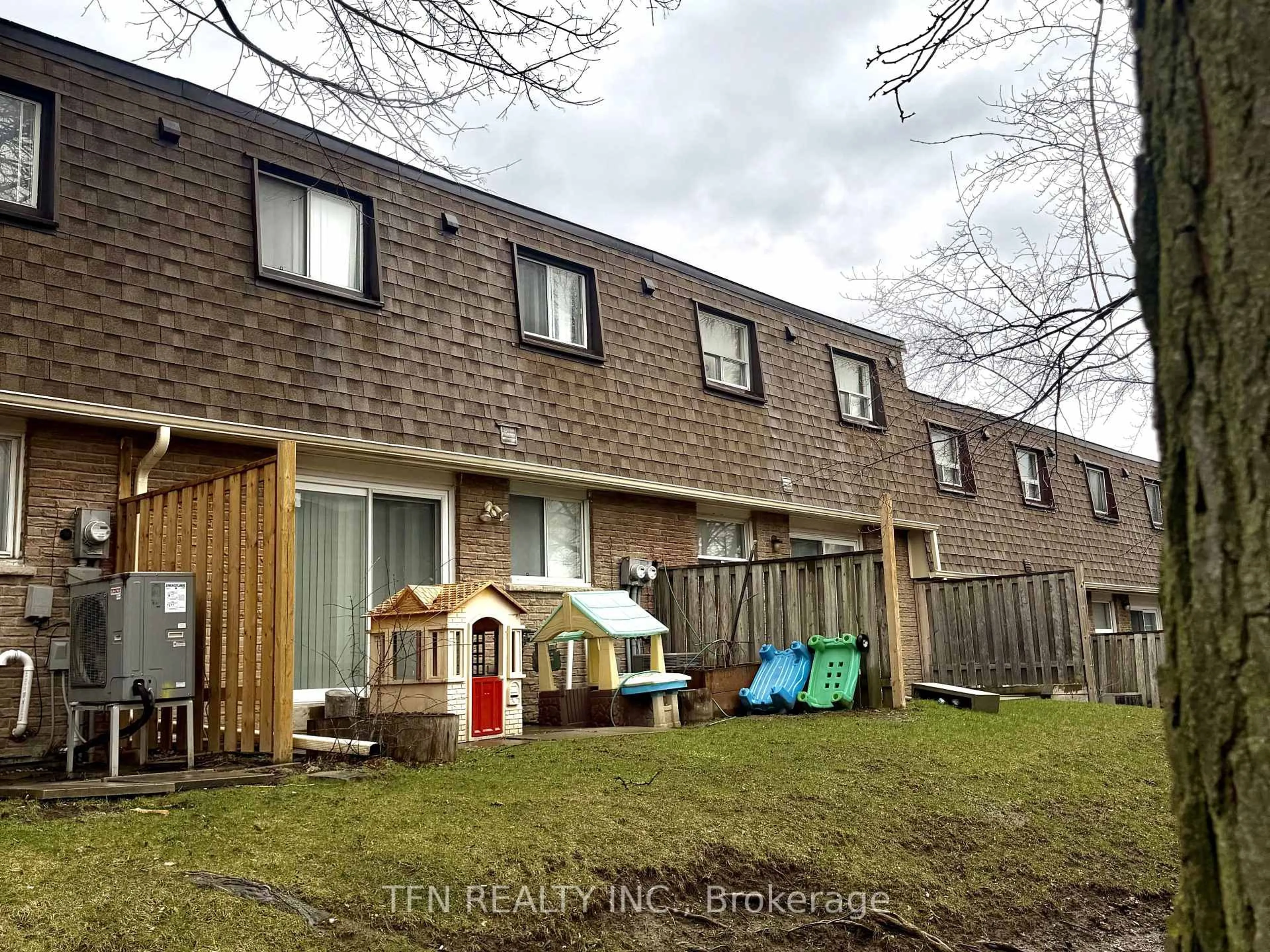 A pic from outside/outdoor area/front of a property/back of a property/a pic from drone, unknown for 121 L'amoreaux Dr #67, Toronto Ontario M1W 2J9