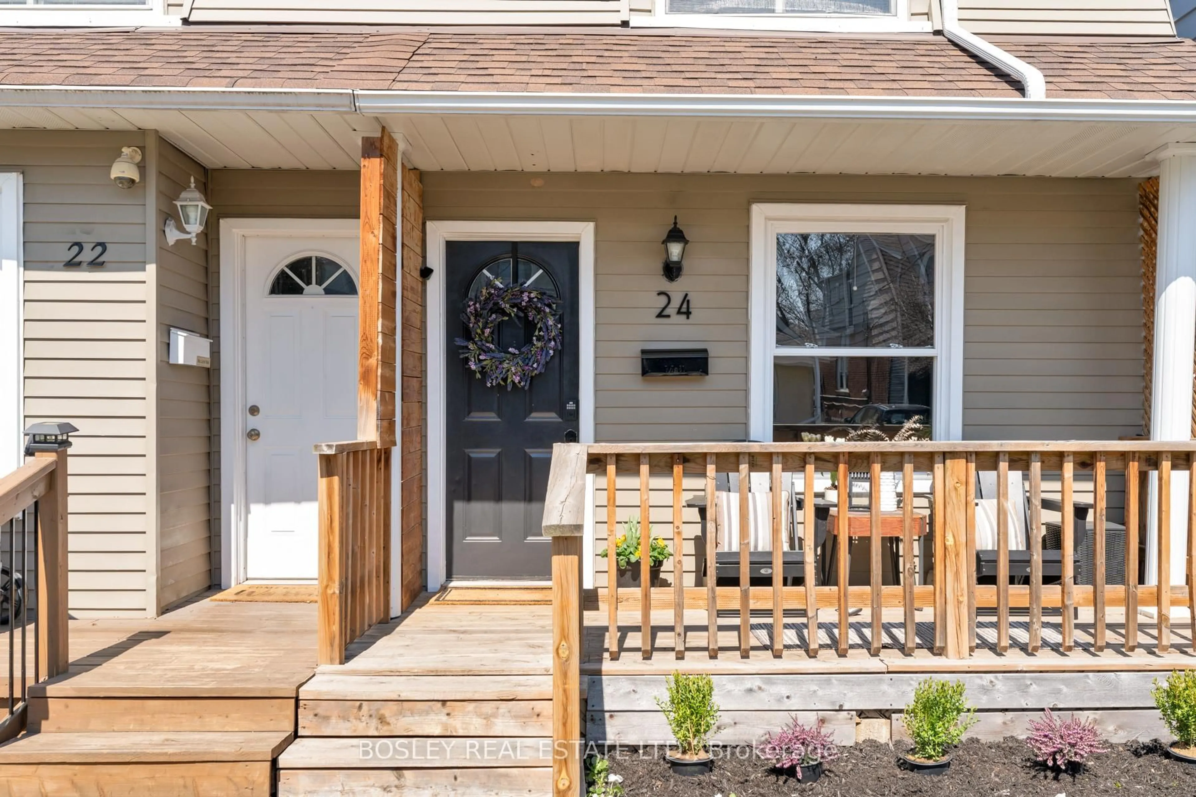 Indoor entryway for 24 Queensdale Ave, Toronto Ontario M4J 1X9