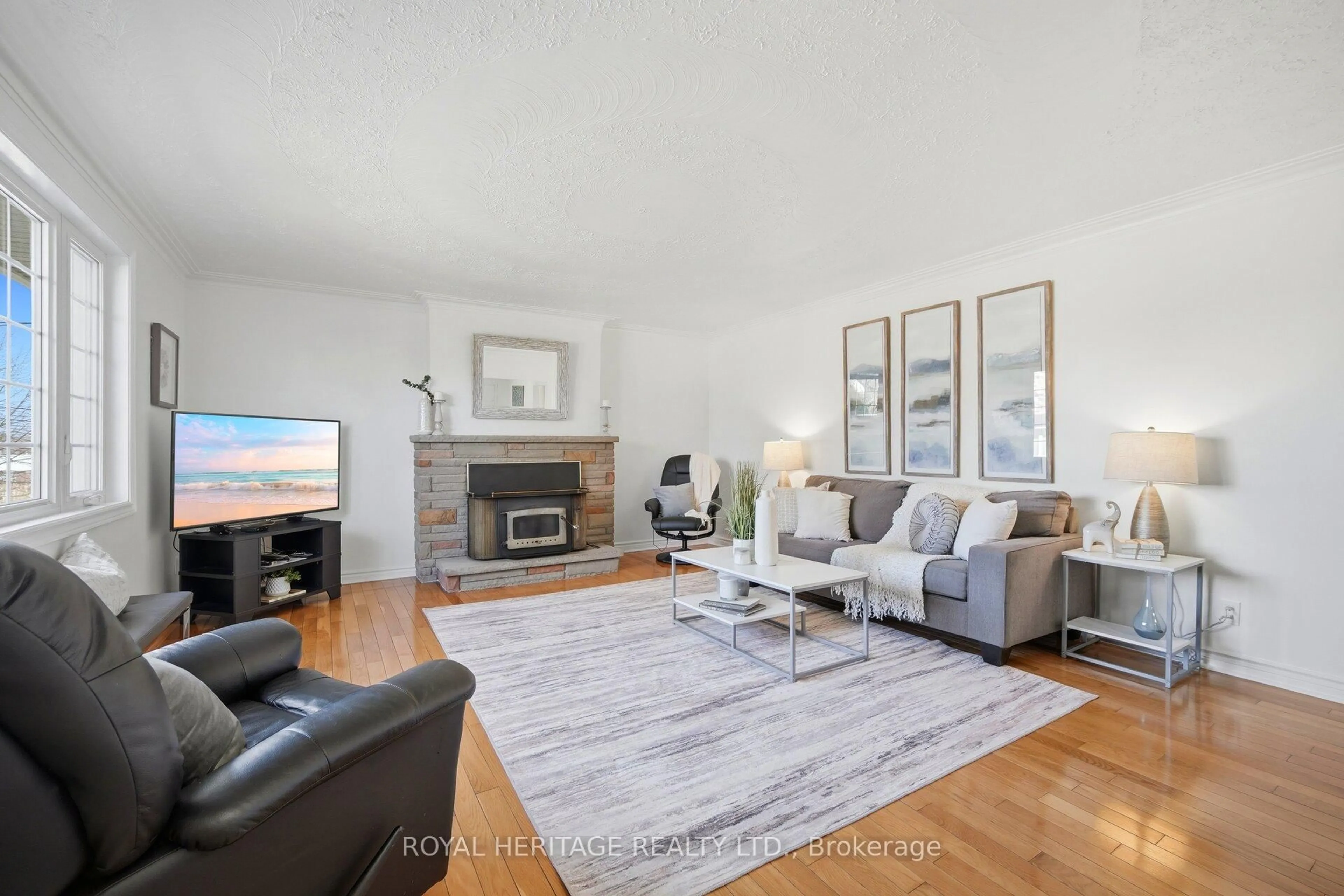 Living room with furniture, unknown for 45 Andrew Ave, Toronto Ontario M1M 3H1