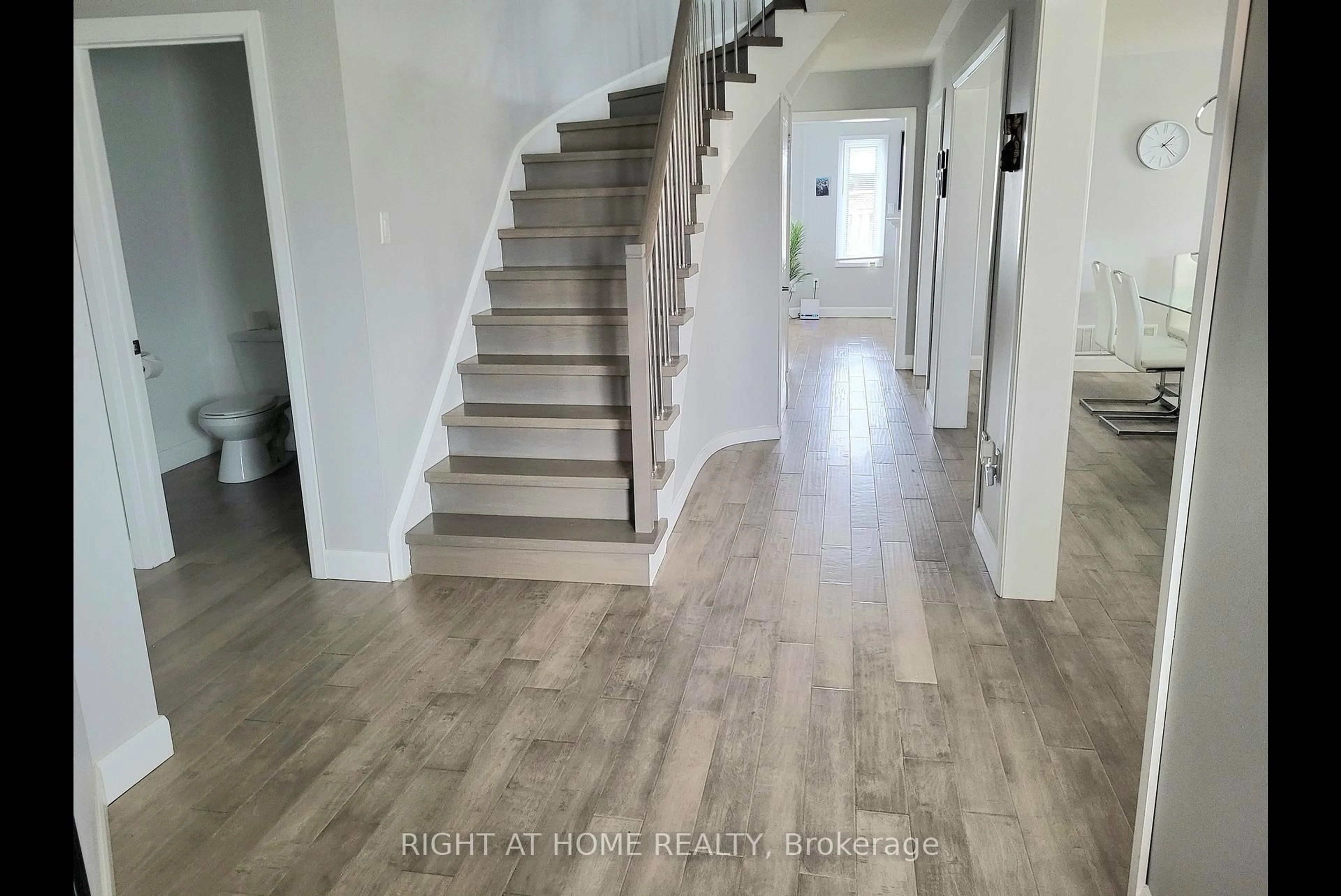 Indoor entryway for 1040 Beaver Valley Cres, Oshawa Ontario L1J 8N2