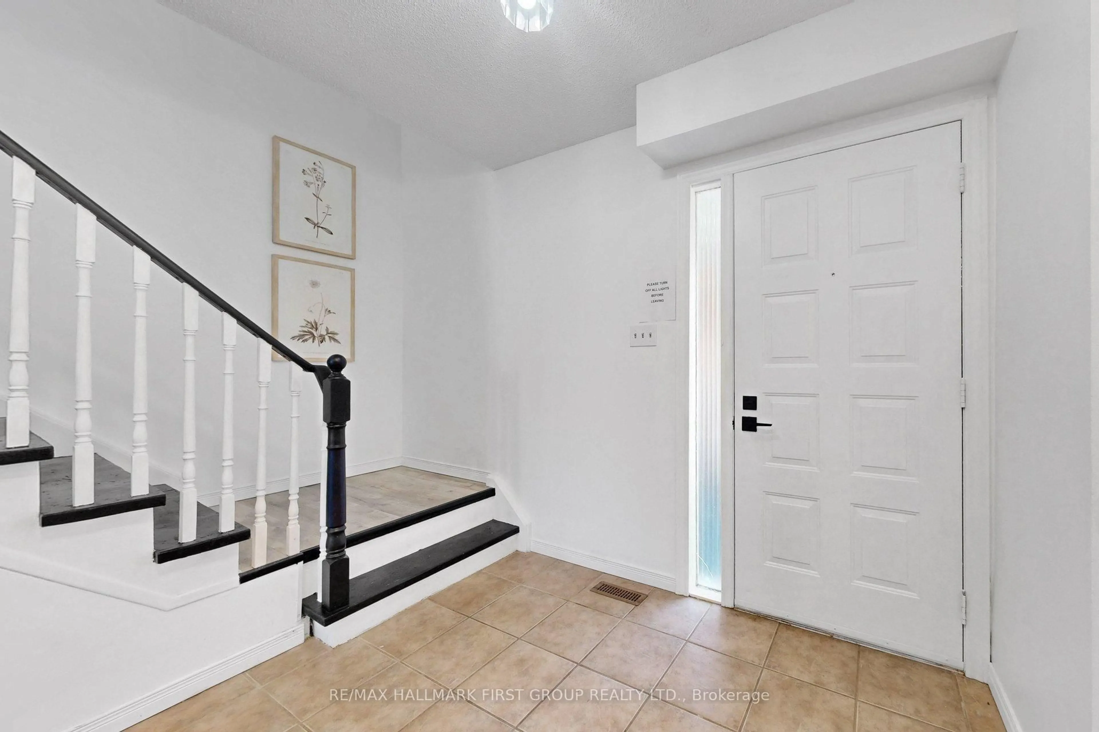 Indoor entryway for 1138 Tanzer Crt, Pickering Ontario L1W 3S4