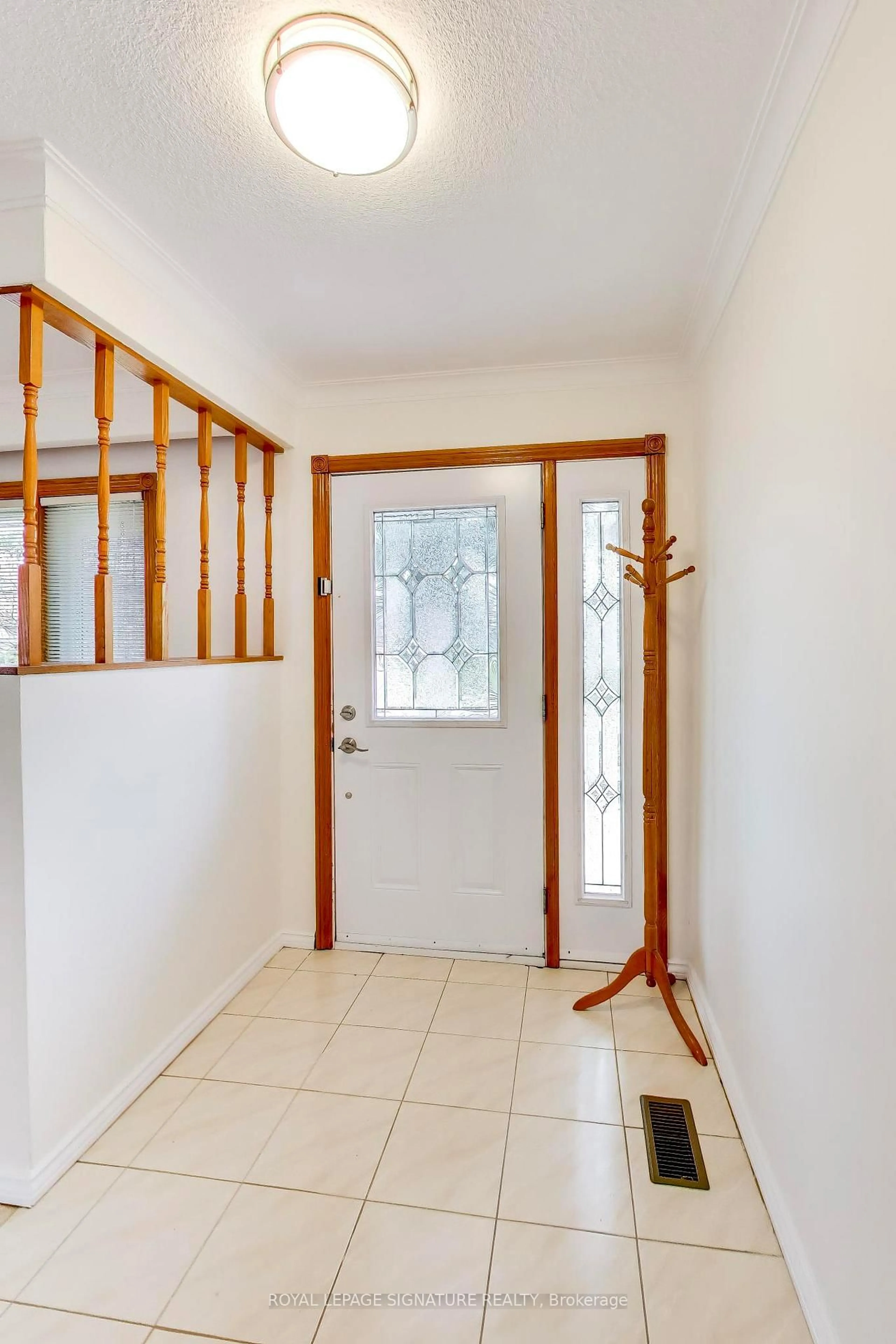 Indoor foyer for 1 Charlemont Cres, Toronto Ontario M1T 1M3