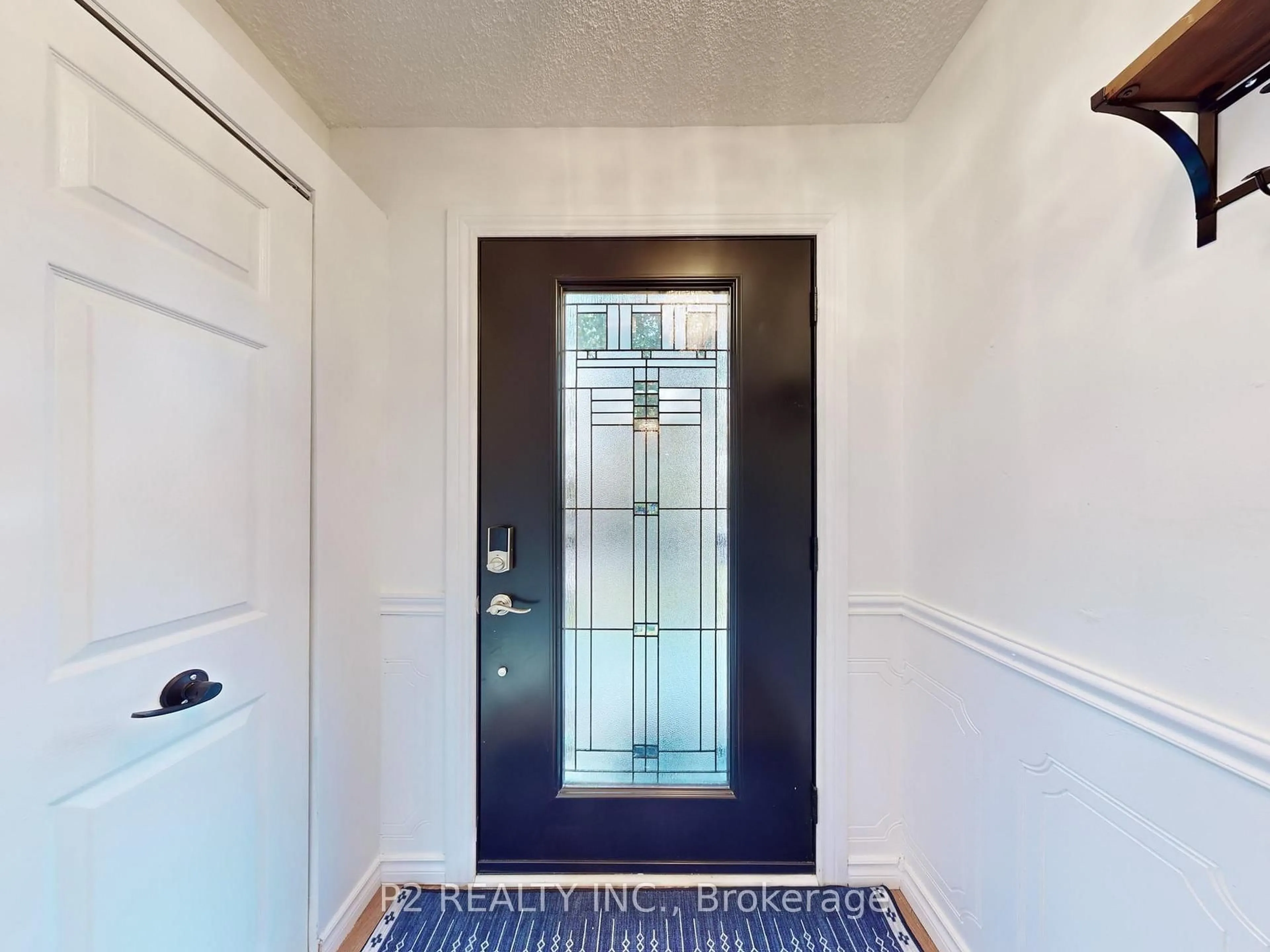 Indoor entryway for 411 Rosedale Dr, Whitby Ontario L1N 1Z5