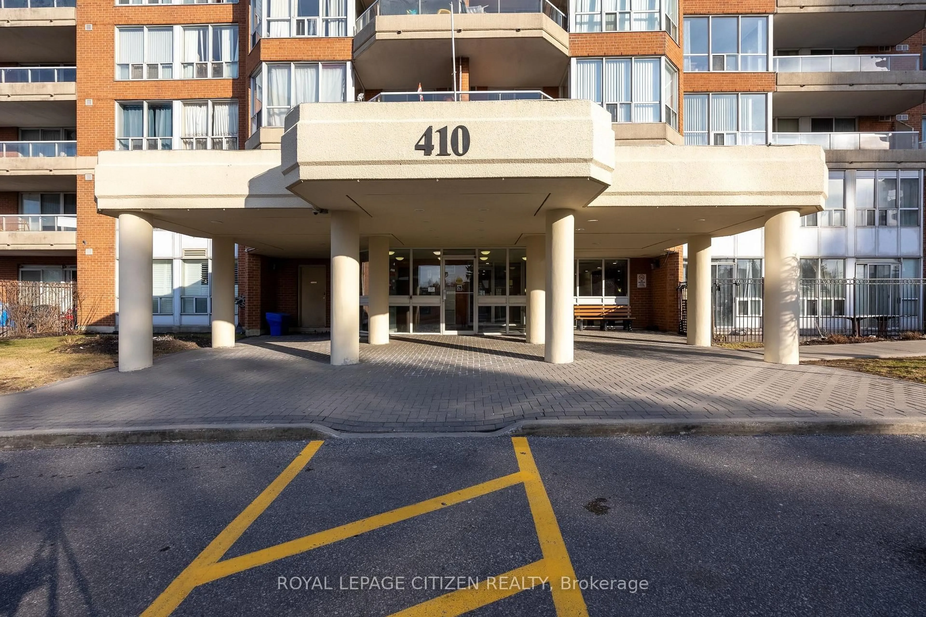 Indoor foyer for 410 McLevin Ave #509, Toronto Ontario M1B 5J5