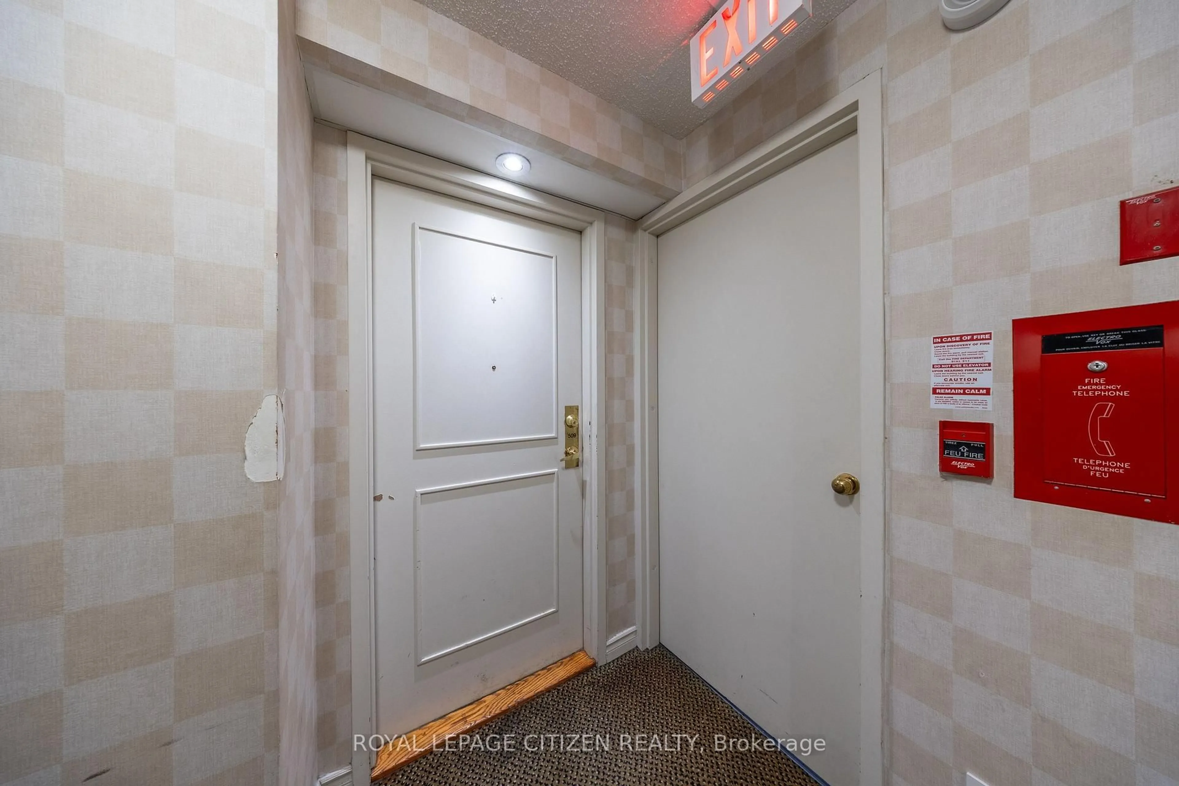 Indoor foyer for 410 McLevin Ave #509, Toronto Ontario M1B 5J5