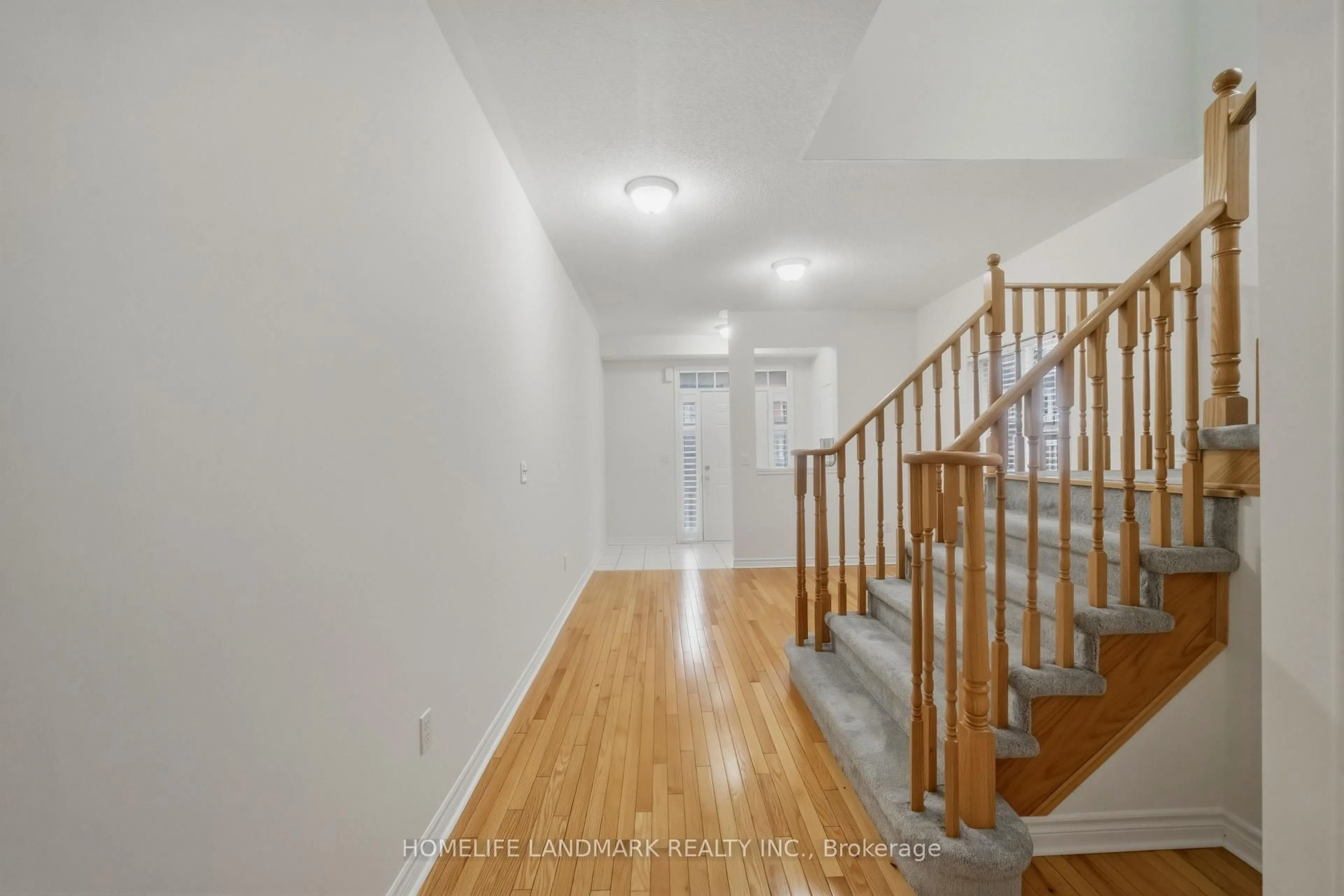 Indoor foyer for 1712 Carousel Dr, Pickering Ontario L1X 0C1